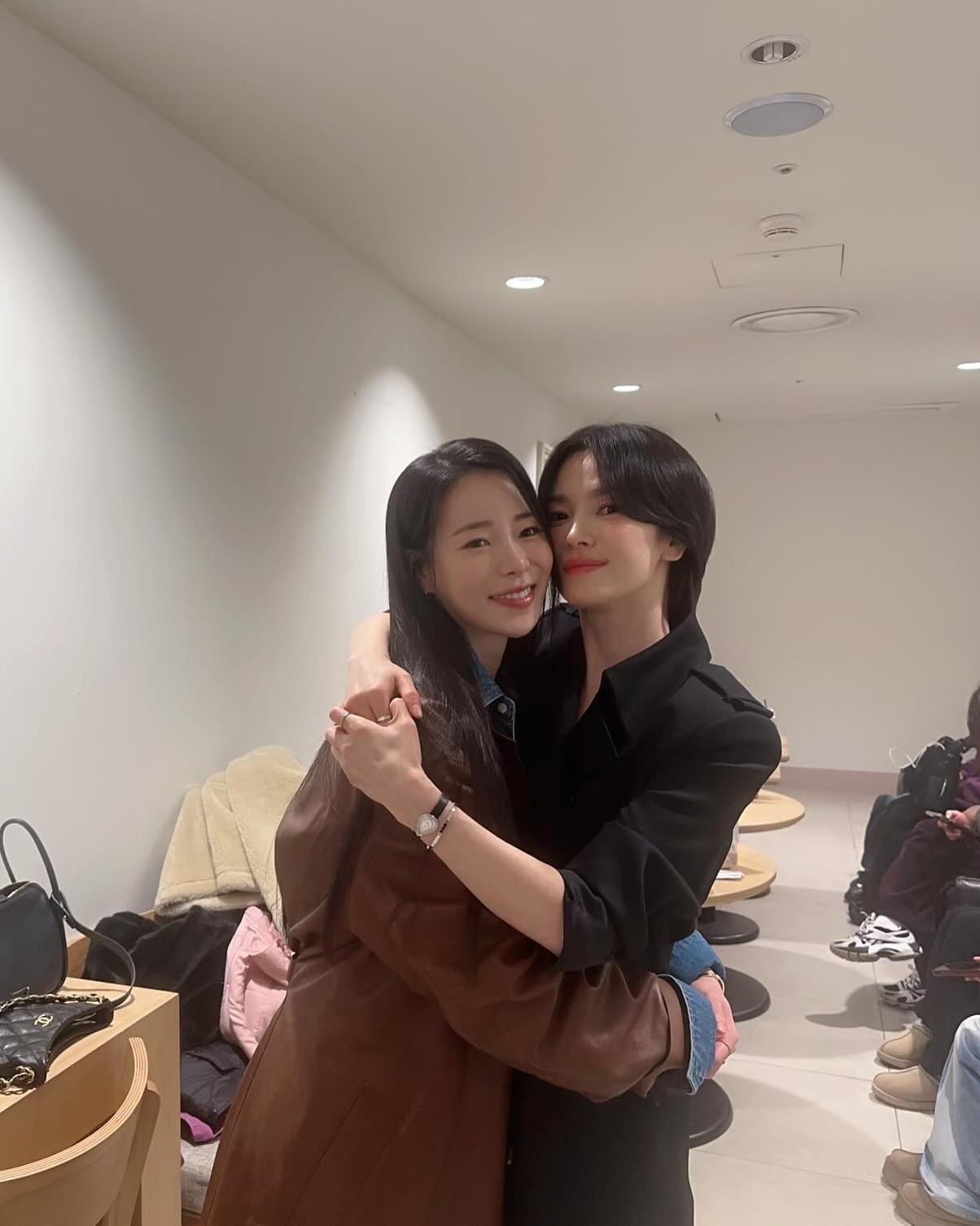 송혜교는 유명한 연하녀 컬렉터💘
연상미까지 넘치는 쿄 언니..✨ 이미지