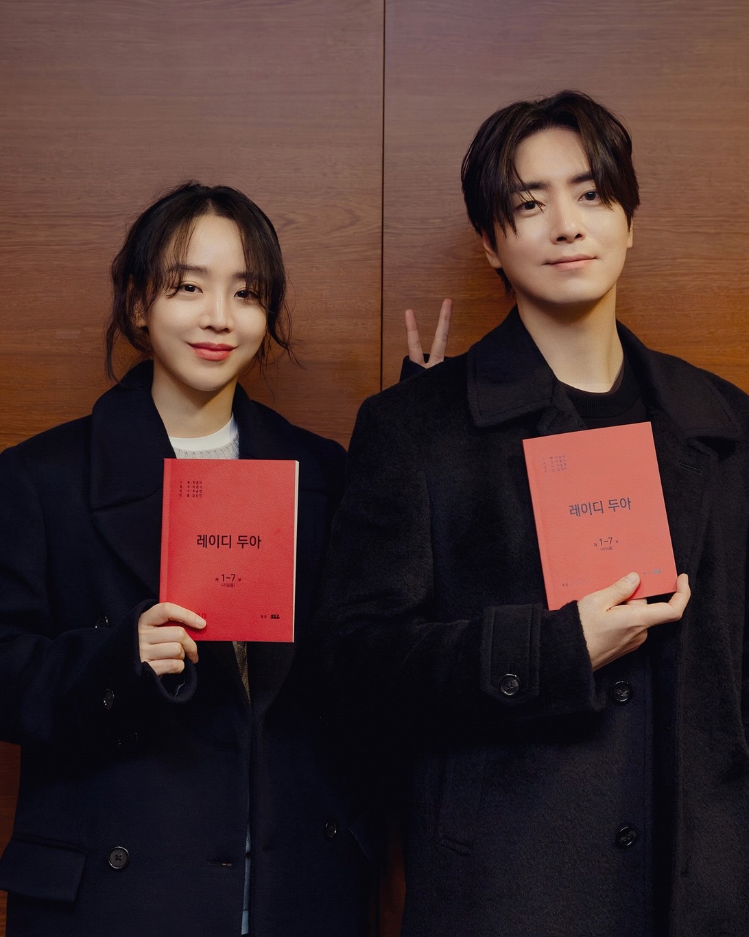 이준혁 & 신혜선, 미친 케미 예고 🙌🏻

배우 이준혁과 신혜선이 넷플릭스 새 미스터리 드라마 <레이디 두아>에서 호흡을 맞출 예정입니다. 넷플릭스는 미스터리 드라마 <레이디 두아>의 제작을 확정 짓고, 출연진을 발표했는데요. 신작 드라마는 가짜일지라도 명품이 되고 싶었던 여자 '사라킴'과 그녀의 욕망을 추적하는 남자의 이야기를 그립니다.

신혜선은 명품 브랜드의 아시아 총괄 지사장 '사라킴' 역을, 이준혁은 강력계 형사 '무경'을 연기하며 2017년 '비밀의 숲'에 이어 이번 작품으로 다시 한번 연기 호흡을 맞추게 됐습니다. 이미지