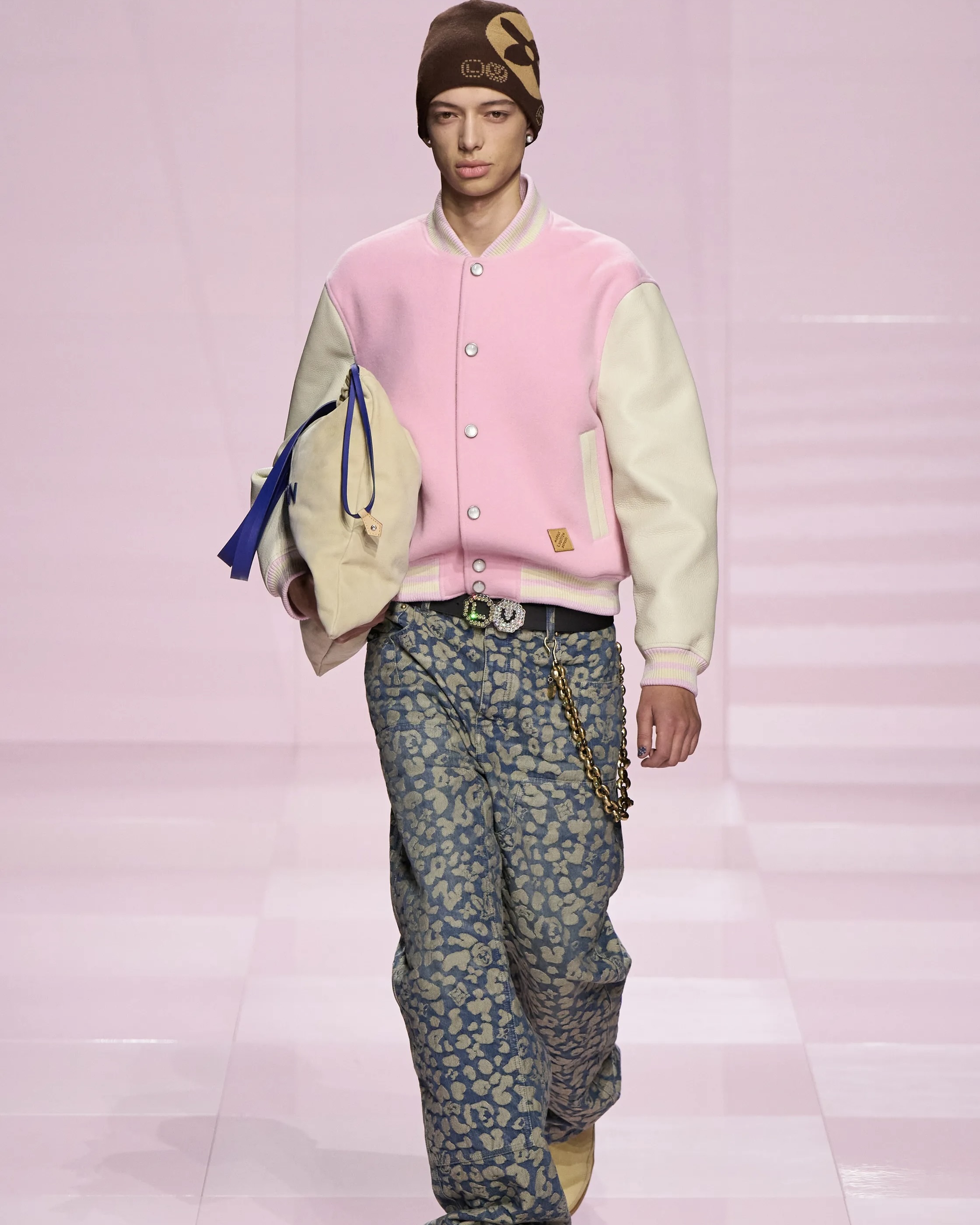 루이비통 2025 FW 🔍

루이비통의 2025 F/W 컬렉션은 패션계의 이목을 집중시키며 파리 패션위크 첫날, 루브르 박물관에서 공개되었습니다. 이번 컬렉션은 퍼렐 윌리엄스와 니고의 협업으로 탄생한 작품으로, 두 디자이너의 20년 넘는 우정과 창의적 시너지가 녹아있었죠. 퍼렐과 니고는 과거 Billionaire Boys Club과 Icecream을 공동 창립하며 스트리트웨어 문화를 주도해 왔으며, 이번에도 이들의 독창성이 돋보였습니다.

컬렉션은 일본에서 받은 영감을 바탕으로 한 다채로운 요소들로 가득했습니다. 사쿠라 핑크 색상의 다모플라주(Damoflage) 패턴 스키 수트, 랍스터 장식 가방, 만두 모양의 클러치 등 일본 문화에서 영감을 얻은 디테일이 돋보였습니다. 또한, 스트리트웨어와 테일러링의 결합으로 각 시대를 아우르는 스타일을 표현했으며, 악어가죽으로 제작된 트러커 재킷 등 섬세한 디테일이 돋보였습니다.

특히, 니고와 퍼렐의 얼굴이 새겨진 아이템들과 통통한 코르테즈 스타일의 스니커즈는 이번 컬렉션의 시그니처 아이템으로 주목받았습니다. 정말 귀엽지 않나요? 이번 컬렉션은 두 디자이너의 개인적 역사를 담아내면서도 패션계에 새로운 영감을 제시한 혁신적인 시도로 평가받고 있습니다. 이미지3