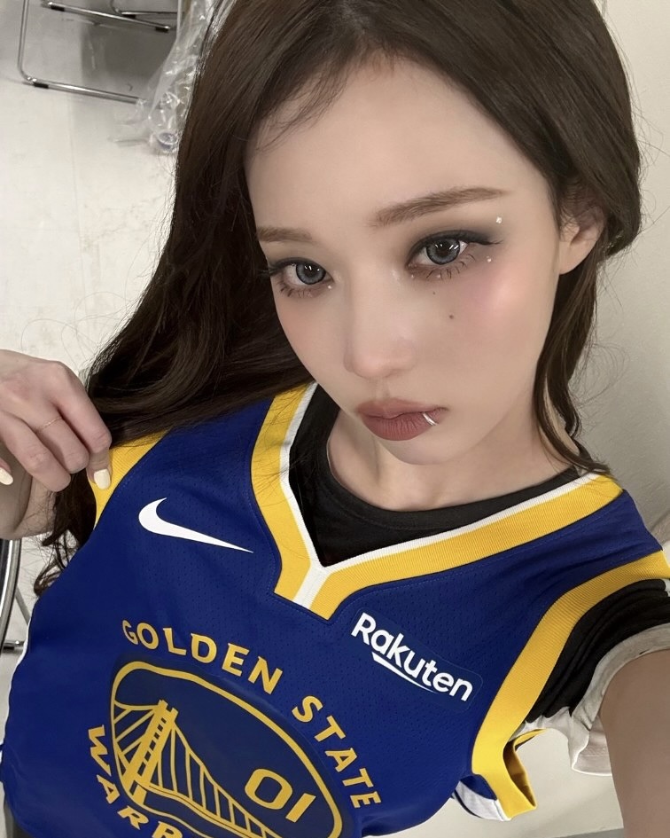 요즘 많이 보이는 💄

요즘 여자 연예인들을 중심으로 많이 보이는 메이크업이 있죠. 바로 스모키 메이크업인데요.

‘쇠 맛’ 컨셉에 맞게 에스파도 스모키 메이크업을 자주 즐겨했죠. 최근 제니도 스모키 메이크업을 한 사진을 업로드하기도 했고요. 트와이스 다현은 스모키 메이크업으로 쌍커풀이 없는 눈매의 매력을 더했고요. 엔믹스 지우 또한 세미 스모키로 깜찍한 매력을 더했습니다.

그 때 그 시절 에이브릴 라빈의 진한 스모키 메이크업처럼 진한 스모키는 아니어도 여러 여자 연예인들의 스모키 메이크업을 참고해서 데일리 메이크업으로 활용해봅시다. 이미지