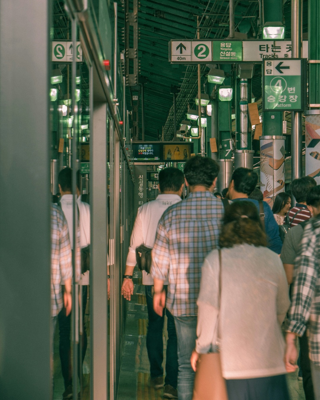 수도권 지하철 요금 상승 예정🚊

3월 15일부터 수도권 지하철 요금이 150원 인상됩니다. 서울시, 경기도, 인천시, 코레일 등 수도권 지하철 운영기관들은 지속적인 적자 누적과 재정 부담을 이유로 요금 인상에 합의했는데요. 이번 인상은 2015년 이후 10년 만에 이루어지는 것으로, 정부의 물가 안정 기조에도 불구하고 재정 압박이 가중되면서 결정되었습니다. 이미지