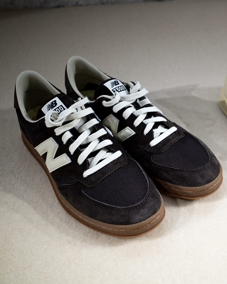 오늘 공개된 오라리 x 뉴발란스👟

25FW 파리 패션위크에서 오라리가 뉴발란스와 콜라보한 새로운 신발 T500을 공개했습니다.

이번 컬렉션에서 선보인 운동화는 CT500을 기반으로 한 라임 그린 컬러와 브라운 컬러이며 아직 정확한 발매일과 가격은 공개되지 않았습니다.
 이미지