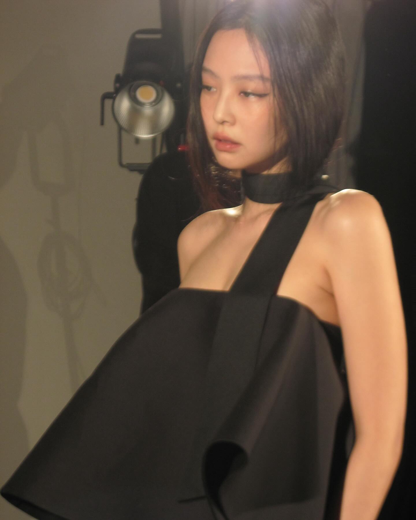 은근 취향 많은 찢어진 눈👁️

의외로 동그랗고 큰 눈보다는 찢어진 긴 눈을 선호하는 사람들이 많은데요. 특히 고양이상, 여우상처럼 긴 눈을 가진 얼굴은 이상형으로 자주 꼽히죠. 그래서 준비한, 홀릴 것 같은 긴 눈을 가진 셀럽 5인을 소개합니다.❤️

1. 제니
2. 현진
3. 예지
4. 황민현
5. 주연 이미지