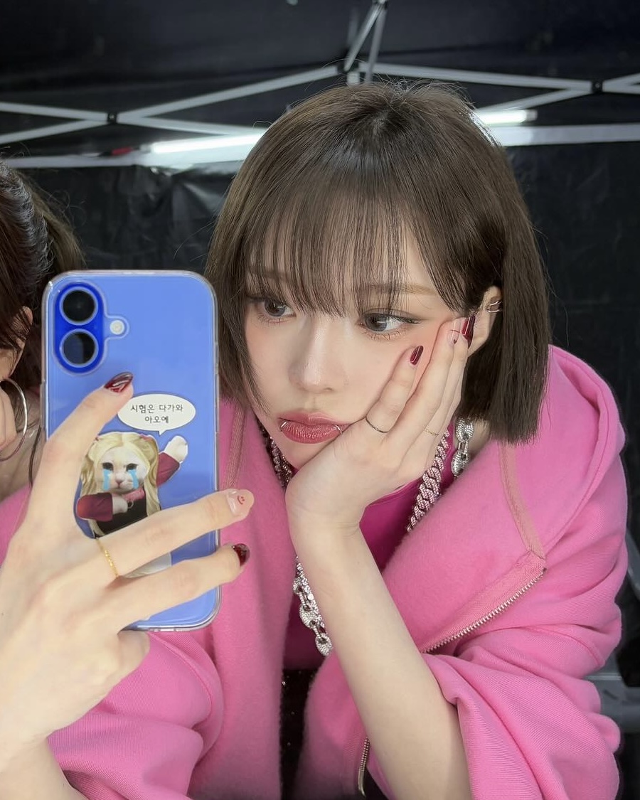 보법부터 다른 요즘 아이돌 폰케이스🚶
밈 들어간 폰케이스❤️와중에 윈터랑 카리나는 커플 폰케잖아🤣 이미지4