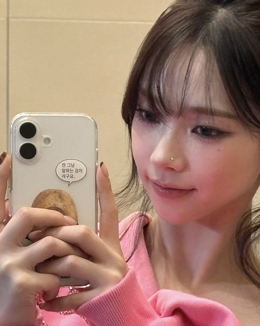 보법부터 다른 요즘 아이돌 폰케이스🚶
밈 들어간 폰케이스❤️와중에 윈터랑 카리나는 커플 폰케잖아🤣 이미지6