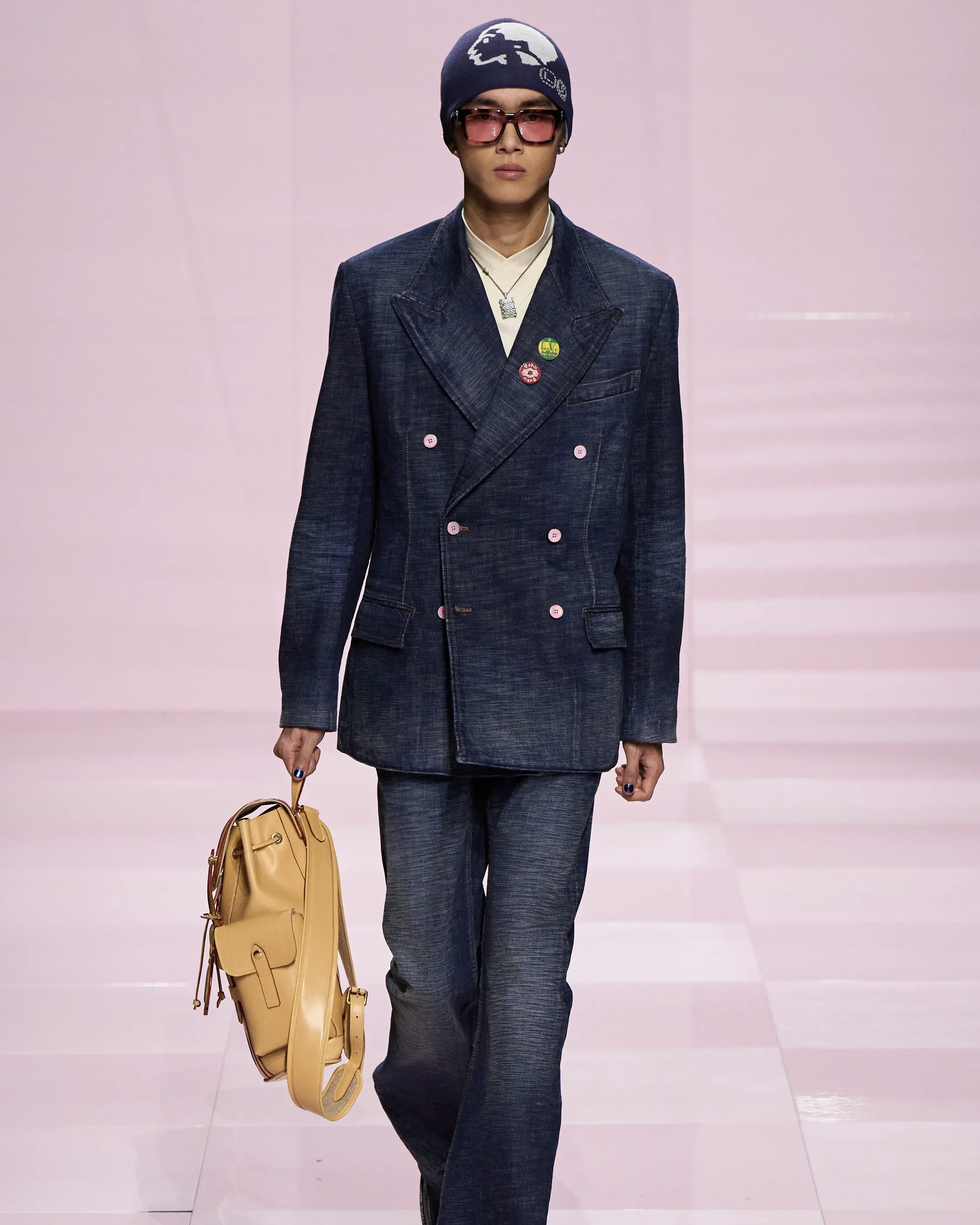 루이비통 2025 FW 🔍

루이비통의 2025 F/W 컬렉션은 패션계의 이목을 집중시키며 파리 패션위크 첫날, 루브르 박물관에서 공개되었습니다. 이번 컬렉션은 퍼렐 윌리엄스와 니고의 협업으로 탄생한 작품으로, 두 디자이너의 20년 넘는 우정과 창의적 시너지가 녹아있었죠. 퍼렐과 니고는 과거 Billionaire Boys Club과 Icecream을 공동 창립하며 스트리트웨어 문화를 주도해 왔으며, 이번에도 이들의 독창성이 돋보였습니다.

컬렉션은 일본에서 받은 영감을 바탕으로 한 다채로운 요소들로 가득했습니다. 사쿠라 핑크 색상의 다모플라주(Damoflage) 패턴 스키 수트, 랍스터 장식 가방, 만두 모양의 클러치 등 일본 문화에서 영감을 얻은 디테일이 돋보였습니다. 또한, 스트리트웨어와 테일러링의 결합으로 각 시대를 아우르는 스타일을 표현했으며, 악어가죽으로 제작된 트러커 재킷 등 섬세한 디테일이 돋보였습니다.

특히, 니고와 퍼렐의 얼굴이 새겨진 아이템들과 통통한 코르테즈 스타일의 스니커즈는 이번 컬렉션의 시그니처 아이템으로 주목받았습니다. 정말 귀엽지 않나요? 이번 컬렉션은 두 디자이너의 개인적 역사를 담아내면서도 패션계에 새로운 영감을 제시한 혁신적인 시도로 평가받고 있습니다. 이미지5