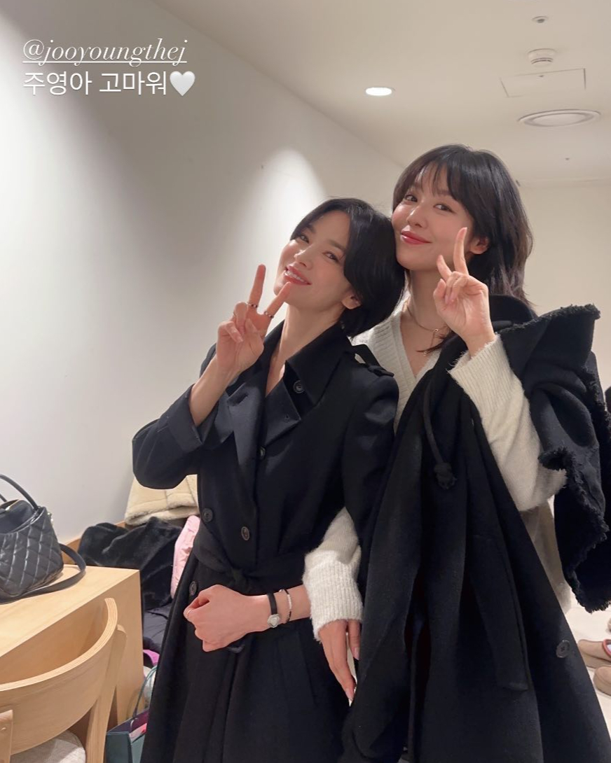 송혜교는 유명한 연하녀 컬렉터💘
연상미까지 넘치는 쿄 언니..✨ 이미지