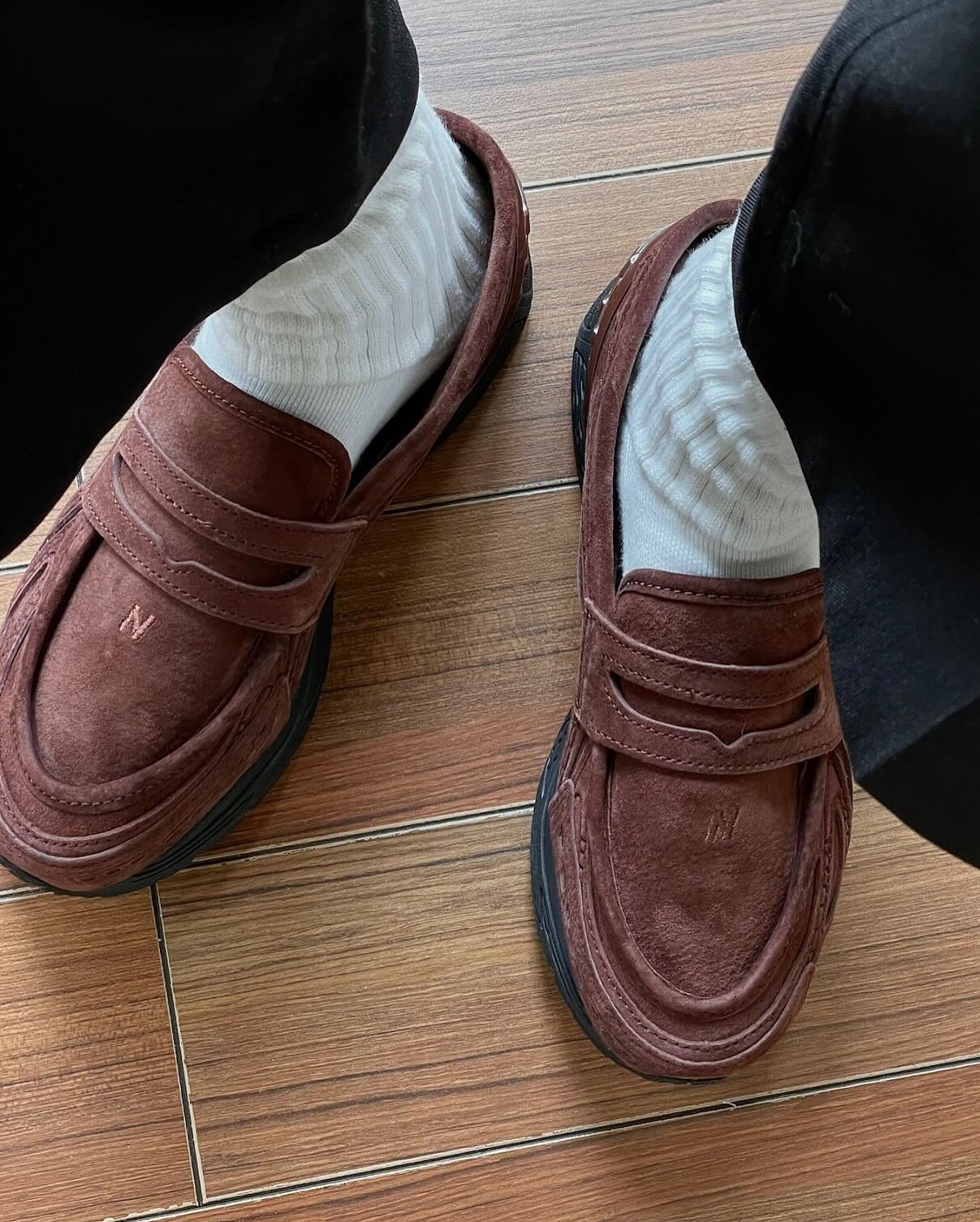 로퍼맛, 뉴발란스 슬립온 자태🪵
뉴발란스 ’리치 오크(Rich Oak)’를 적용한 1906L 모델이 2025년 1월 출시 예정입니다. 이번 1906L ‘리치 오크’ 모델은 브라운 스웨이드 소재의 어퍼를 사용하여 클래식한 로퍼 스타일과 스니커즈의 편안함을 결합한 디자인이 특징입니다. 이미지2