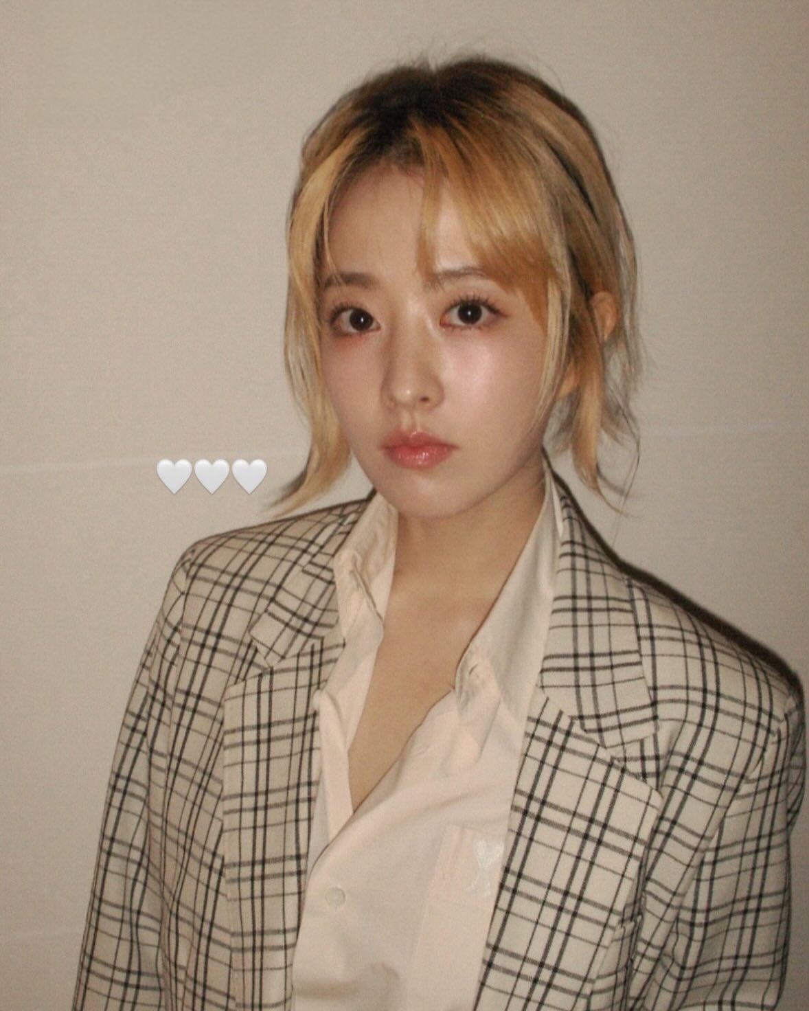 투톤 헤어 유행 다시 오나요?👩🏻‍🦰🖤

최근 박보영이 선보인 투톤 헤어는 제니, 태연, 리사 등 여러 셀럽들이 시도했던 스타일인데요. 머리카락 전체가 아닌 일부나 숨겨진 부분만 탈색해 부담을 줄이고 유니크한 매력을 강조한 헤어스타일입니다.

많은 사람들에게 사랑받았던 만큼, 투톤 헤어가 다시 유행할 가능성도 충분히 있을 것 같습니다.💛 이미지