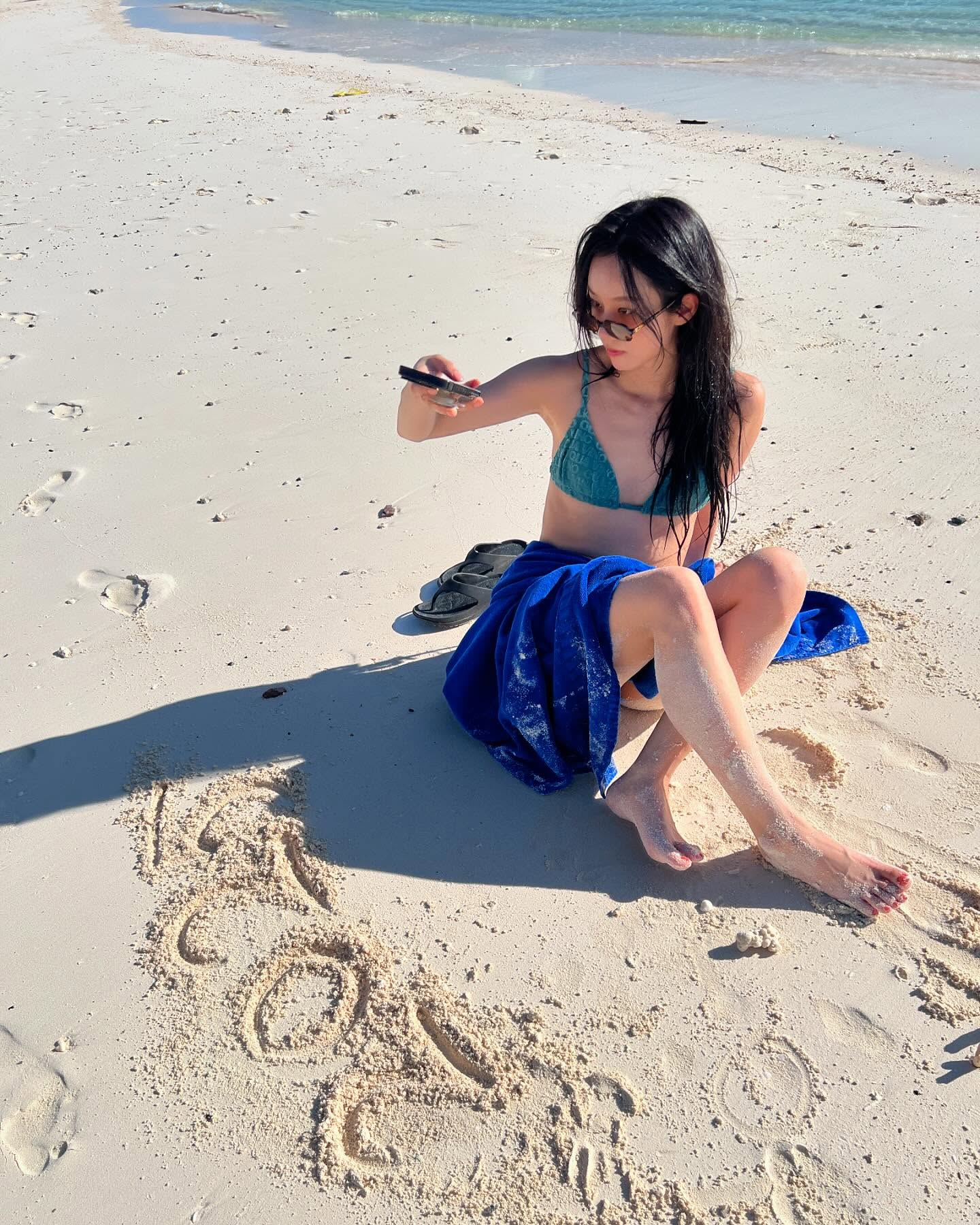지금은 겨울 휴가 중입니다👙🌊
셀럽들의 비키니 룩을 모아모아🩵 이미지5