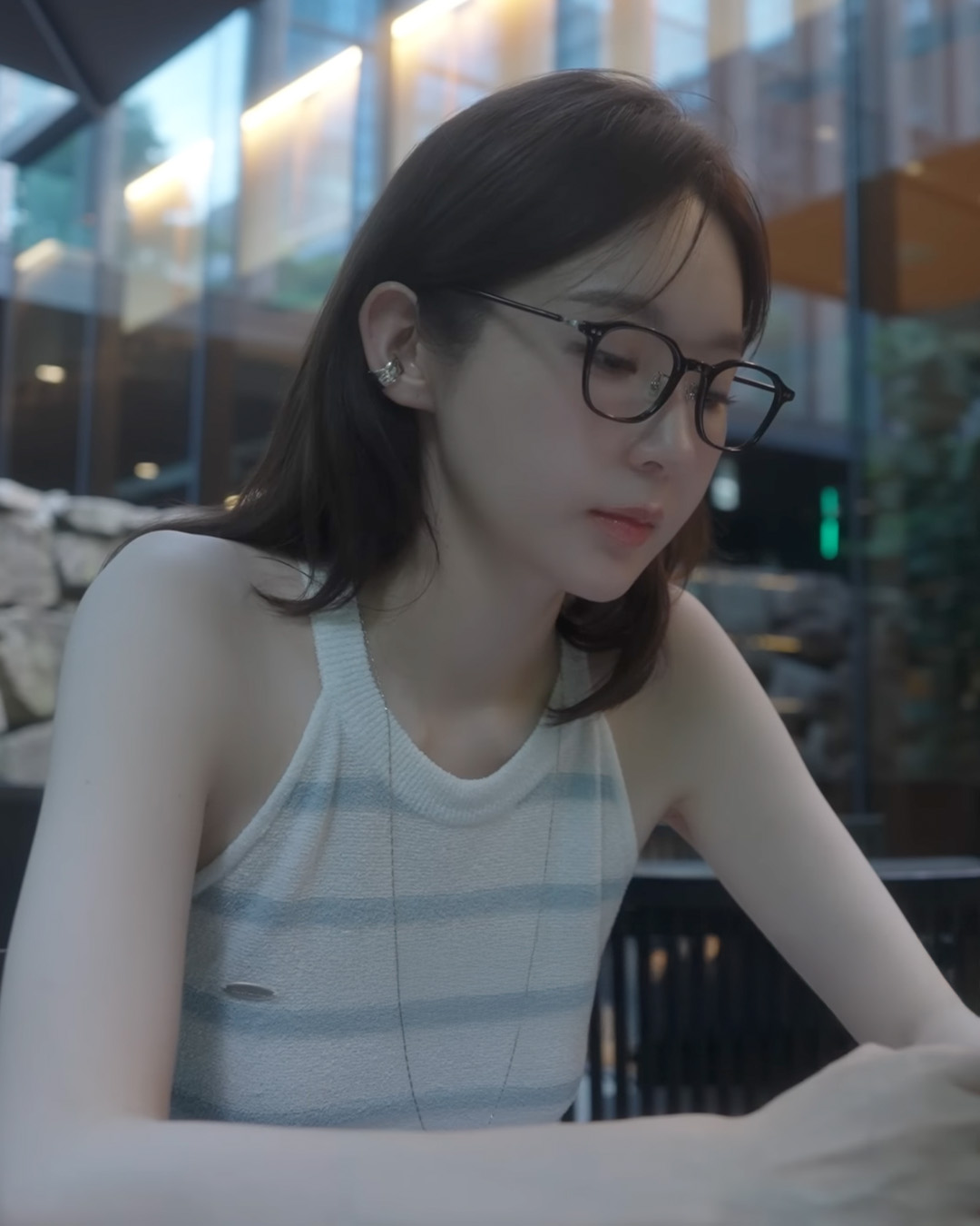 강민경 안경 예쁘잖아🥹🔍

강민경은 유튜브를 통해 다양한 스타일링을 선보이며 많은 팬들의 사랑을 받고 있습니다. 그중에서도 일본 스케줄 중에 구매한 안경이 눈길을 끌었는데요. 이 안경은 바로 가네코 옵티컬(Kaneko Optical) KA-52로, 클래식하면서도 현대적인 디자인이 돋보이는 제품입니다. 가네코 옵티컬은 재일교포가 일본에서 설립한, 60년 전통의 수제작 안경 브랜드로, 금자안경이라고도 불립니다.

특히 강민경이 착용한 KA-52는 얇고 가벼운 아세테이트 소재로 제작되어 편안한 착용감을 제공한다고 합니다. 사각 프레임과 전면부와 다리 컬러의 배색이 독특한 매력을 더하며, 어떤 얼굴형에도 잘 어울리는 디자인으로 알려져 있습니다. 또한 코받침이 있어 동양인의 얼굴형에도 안정적으로 맞아 더욱 실용적입니다. 약 59만 원으로 가격대가 높은 편이지만, 품질과 디자인을 고려하면 돈이 아깝지 않다고 하네요.

만약 세련된 뿔테 안경을 찾고 계셨다면, 이 가네코 옵티컬 KA-52도 꼭 한 번 고려해보세요! 이미지
