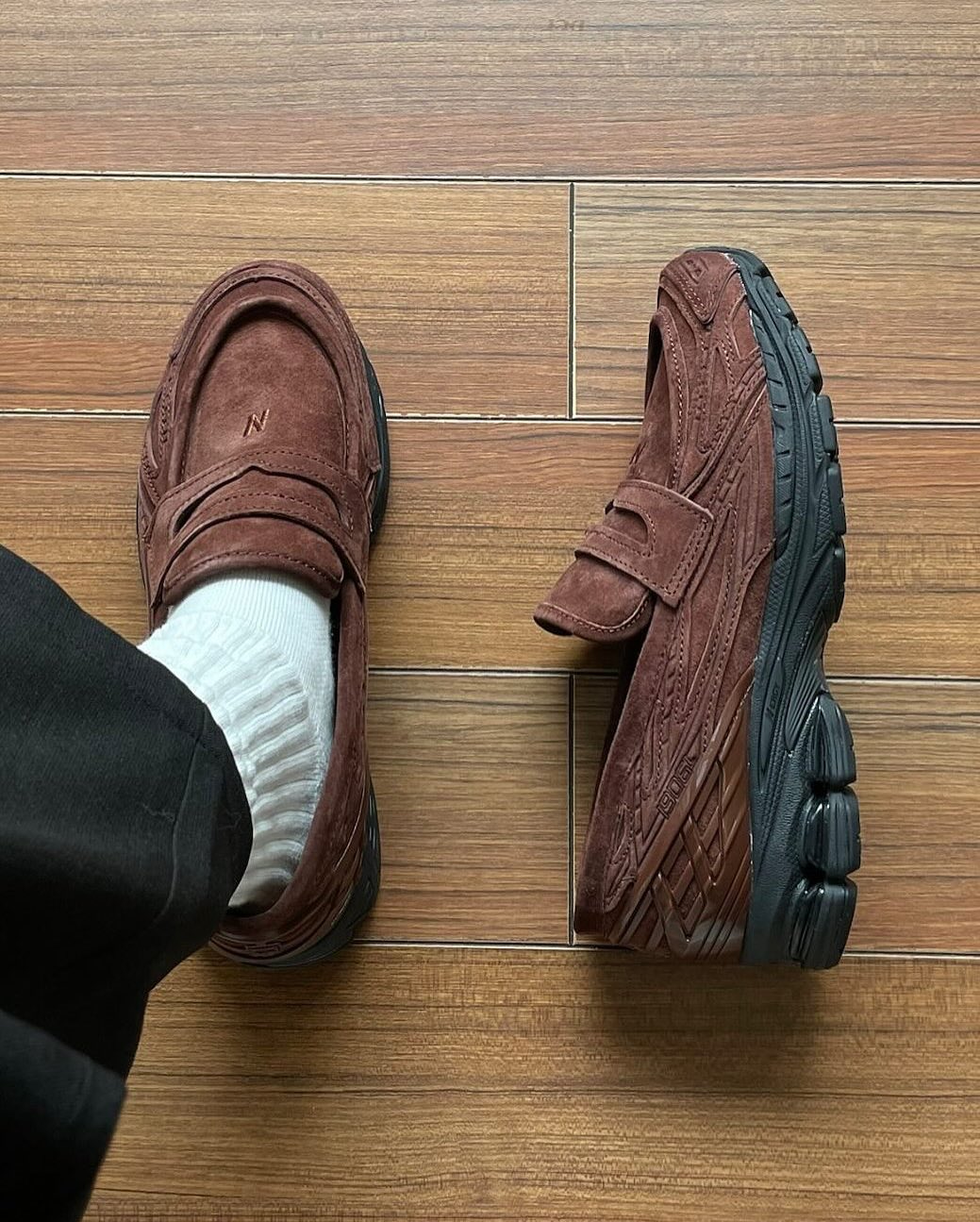 로퍼맛, 뉴발란스 슬립온 자태🪵
뉴발란스 ’리치 오크(Rich Oak)’를 적용한 1906L 모델이 2025년 1월 출시 예정입니다. 이번 1906L ‘리치 오크’ 모델은 브라운 스웨이드 소재의 어퍼를 사용하여 클래식한 로퍼 스타일과 스니커즈의 편안함을 결합한 디자인이 특징입니다. 이미지3