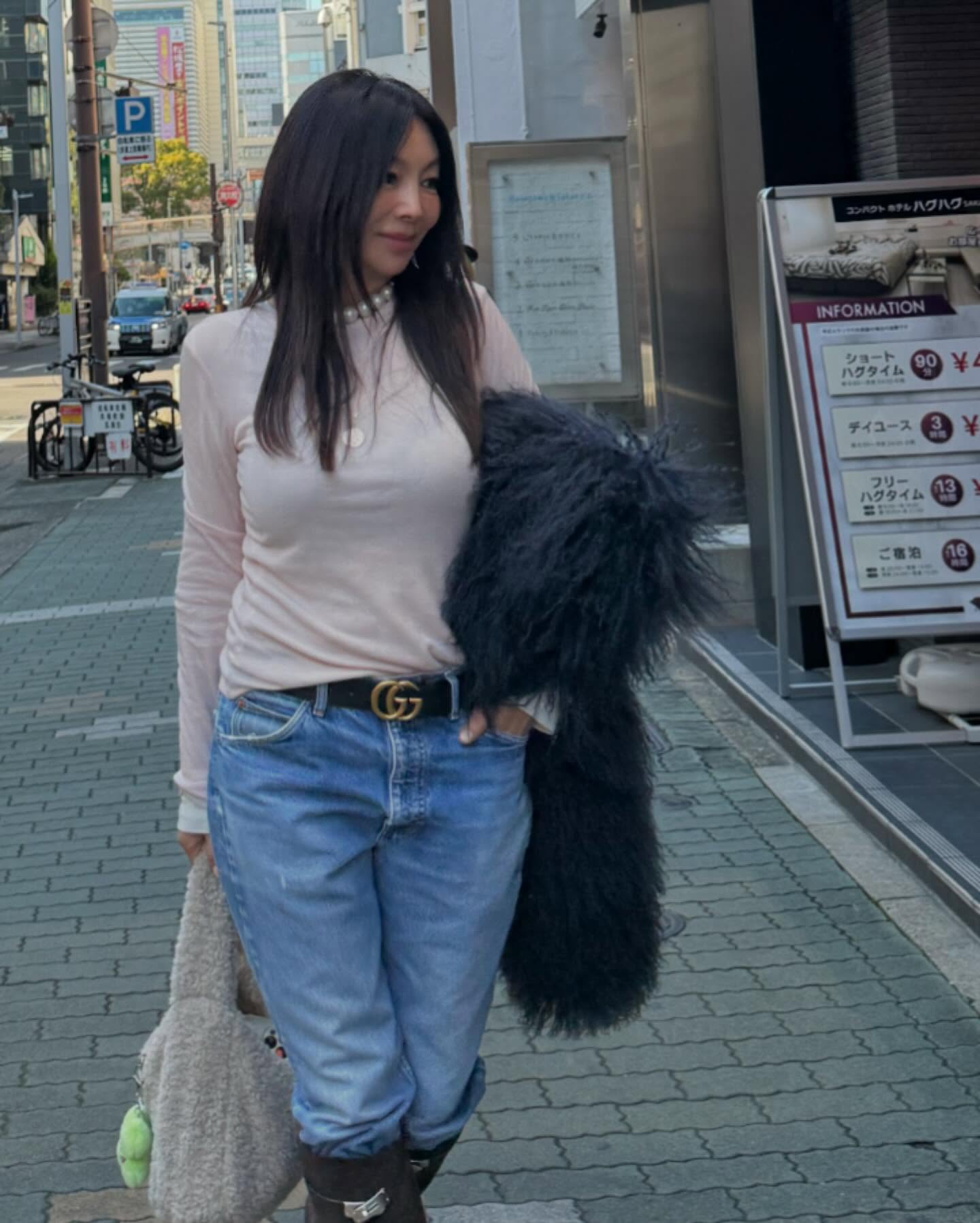 미감 타고난 것 같은 황신혜 패션🤍
퍼 아이템과 레이어드를 활용한 세련된 겨울룩 참고해봐✨ 이미지
