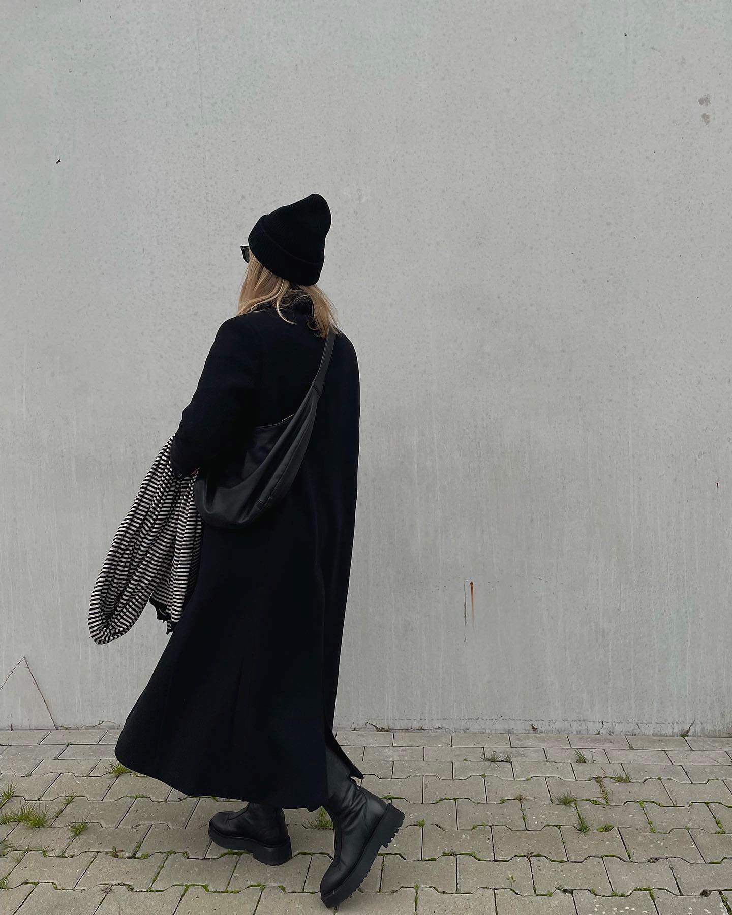 옷장에 블랙 아이템 모아 올블랙룩🐈‍⬛
간단한데 제일 고급진 조합🖤 이미지5