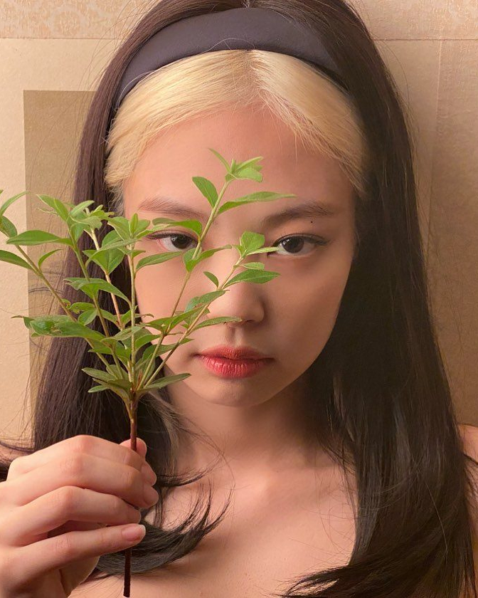 투톤 헤어 유행 다시 오나요?👩🏻‍🦰🖤

최근 박보영이 선보인 투톤 헤어는 제니, 태연, 리사 등 여러 셀럽들이 시도했던 스타일인데요. 머리카락 전체가 아닌 일부나 숨겨진 부분만 탈색해 부담을 줄이고 유니크한 매력을 강조한 헤어스타일입니다.

많은 사람들에게 사랑받았던 만큼, 투톤 헤어가 다시 유행할 가능성도 충분히 있을 것 같습니다.💛 이미지
