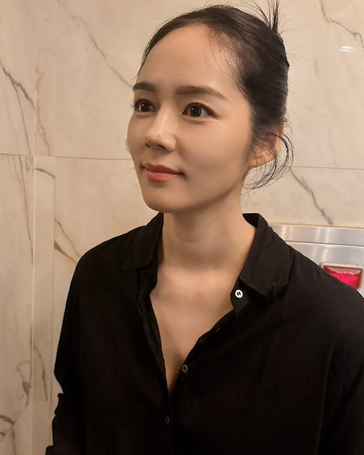 시대 안타는 미인상이 따로 있다⁉️

짧은 중안부를 가진 트렌디한 얼굴도 매력적이지만, 시대를 안타는 미인들에게서 공통적으로 찾아볼 수 있는 특징이 있습니다. 그건 바로 적당한 길이감의 중안부인데요. 이 중안부는 성숙하고 세련된 느낌을 주며, 도회적이고 우아한 이미지를 만들어내죠. 오늘은 그런 미인상에 가까운 셀럽들을 소개해드릴게요!🤍

1. 한가인
2. 송혜교
3. 민효린
4. 민지
5. 미연 이미지