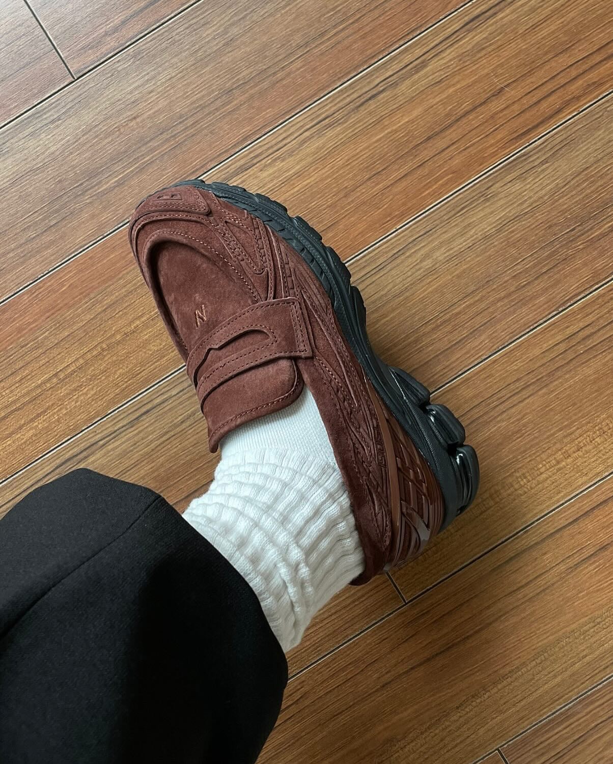 로퍼맛, 뉴발란스 슬립온 자태🪵
뉴발란스 ’리치 오크(Rich Oak)’를 적용한 1906L 모델이 2025년 1월 출시 예정입니다. 이번 1906L ‘리치 오크’ 모델은 브라운 스웨이드 소재의 어퍼를 사용하여 클래식한 로퍼 스타일과 스니커즈의 편안함을 결합한 디자인이 특징입니다. 이미지4