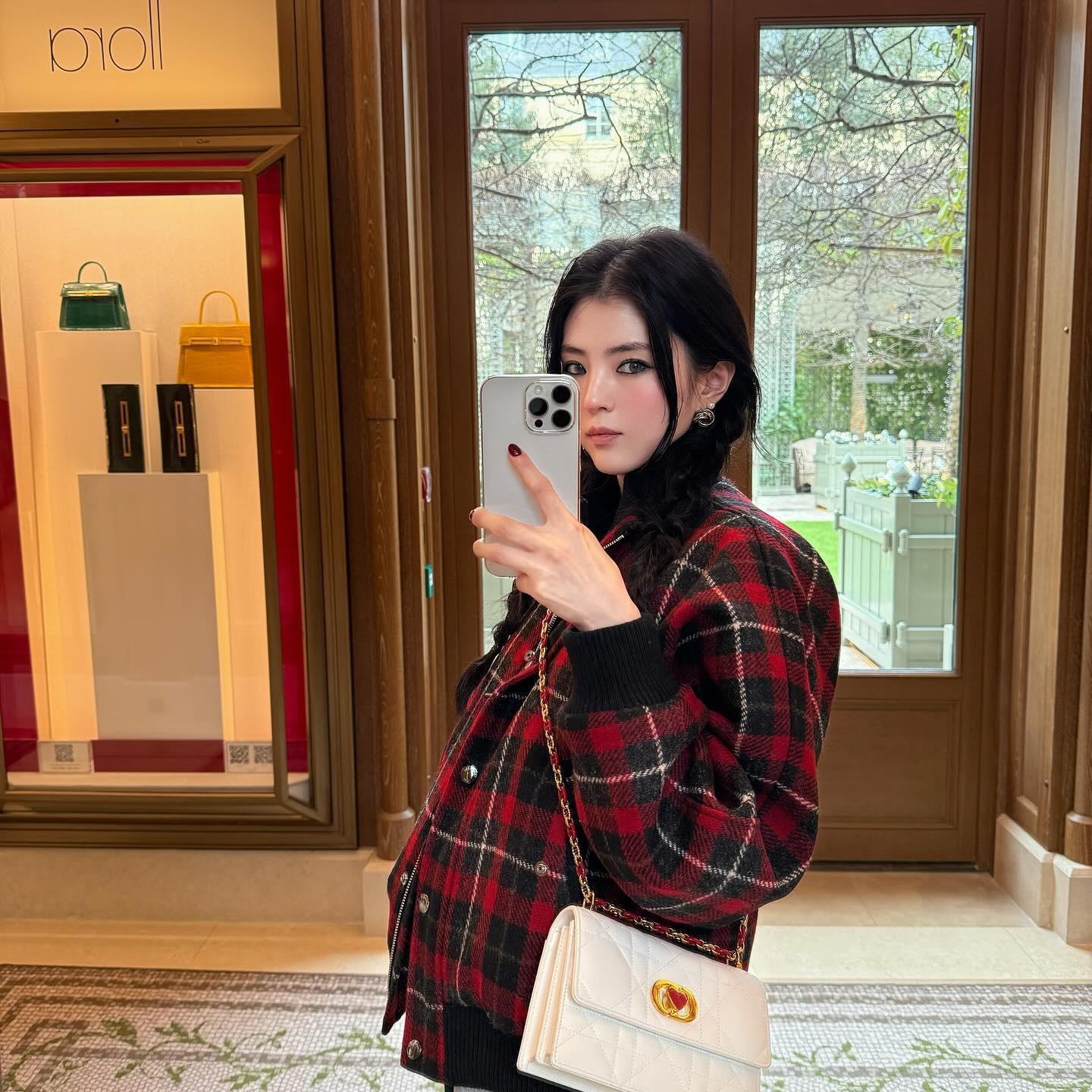 이 분위기 어떻게 따라해..?🖤
흑발+스모키가 찰떡인 퇴폐미 갑✨@한소희 이미지7