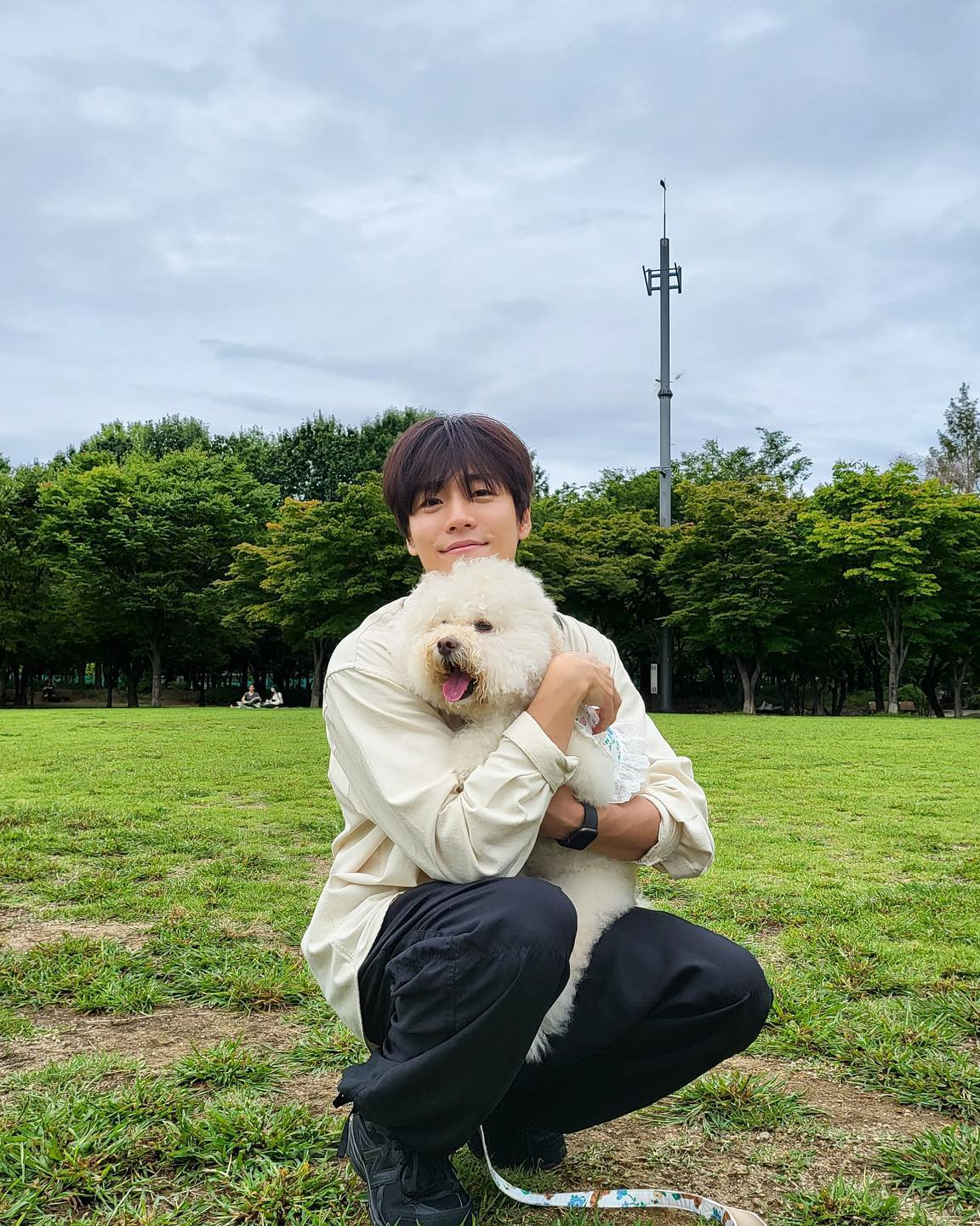 반려동물과 똑 닮은 우리💕

산책 중 강아지와 견주가 묘하게 닮아 보인 적 있으신가요? '사랑하면 닮는다'는 말처럼, 반려동물과 점점 더 닮아지는 경우가 많죠. 그래서 준비한, 반려동물과 똑 닮은 셀럽들을 소개합니다. 여러분의 반려동물은 얼마나 닮았나요?🐶😽

1. 크러쉬x두유
2. 로제x행크
3. 이현우x하늘이
4. 송혜교x루비
5. 이학주x모카
6. 육성재x삼이
7. 이창섭x구리
8. 리아x벨라
9. 김채원x시로 이미지3