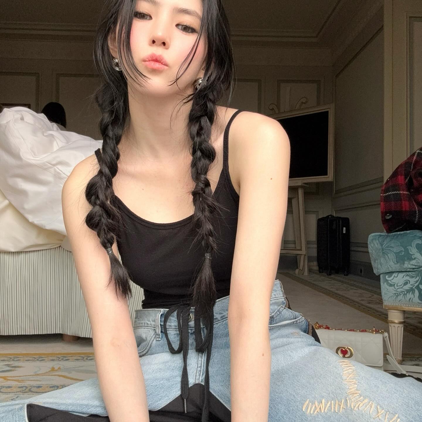 이 분위기 어떻게 따라해..?🖤
흑발+스모키가 찰떡인 퇴폐미 갑✨@한소희 이미지