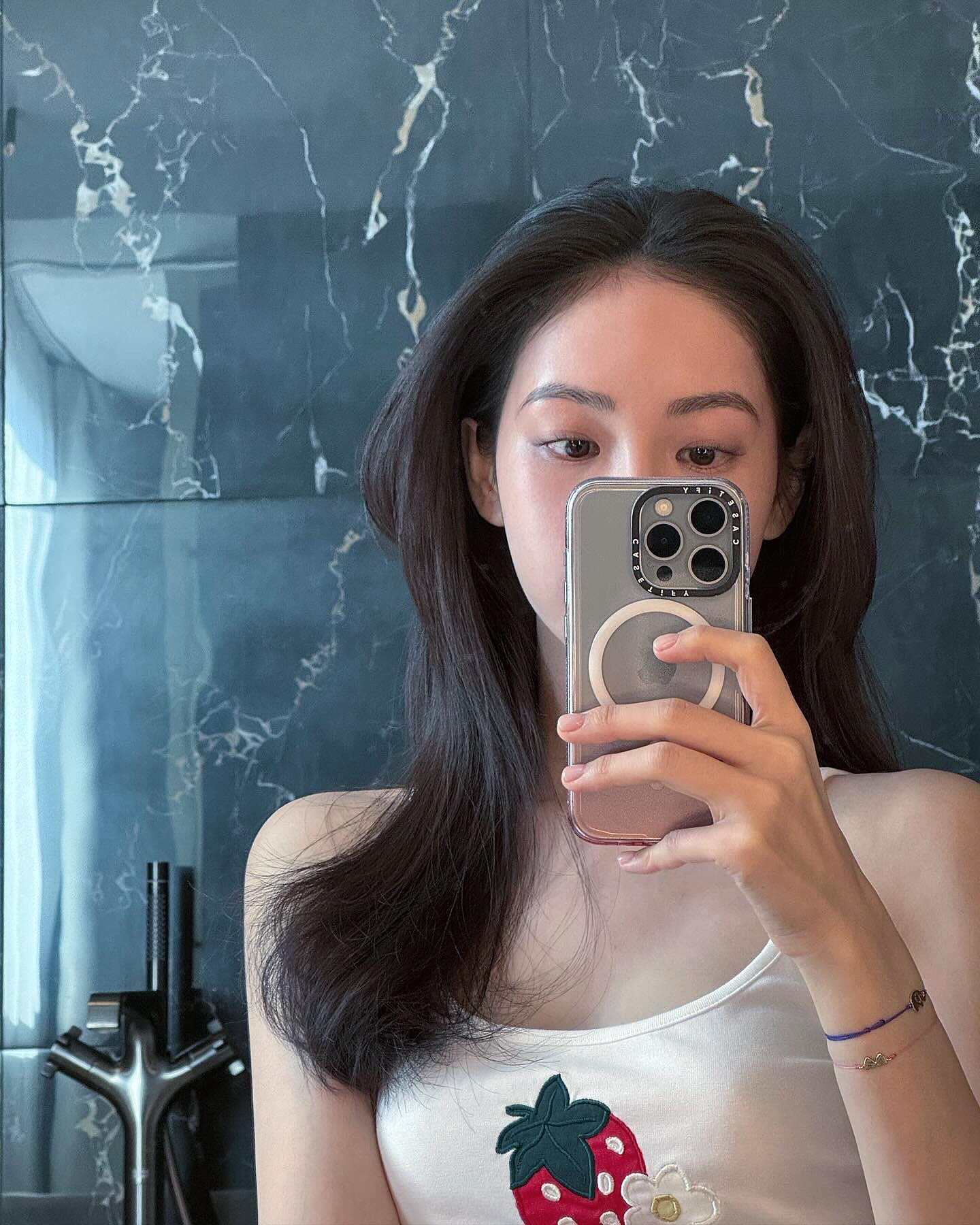 유니크한 매력의 딸기 프린팅 룩🍓
심심한 코디엔 귀여운 프린팅으로 포인트 더해주기✔️ 이미지