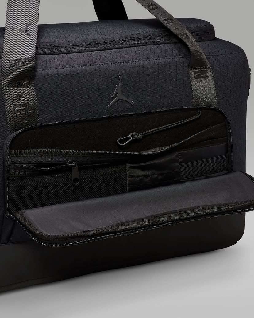 스니커즈 콜렉터👟🏀@보아라
조던, 스니커헤드를 위한 ‘컬렉터 더플 백’ 출시.
조던이 최대 4켤레의 스니커즈를 수납할 수 있는 ‘컬렉터 더플 백’을 선보였습니다. 내구성이 뛰어난 CORDURA® 원단으로 제작되어 물과 마모에 강하며, 추가 소지품 수납이 가능한 패킹 큐브도 포함되어 실용성을 높였습니다.
블랙과 아카이오 브라운 두 가지 색상으로 출시된 이 제품은 $160의 가격으로 Nike.com에서 구매 가능합니다. 스니커즈 애호가들에게 필수 아이템으로 주목받고 있습니다. 이미지9