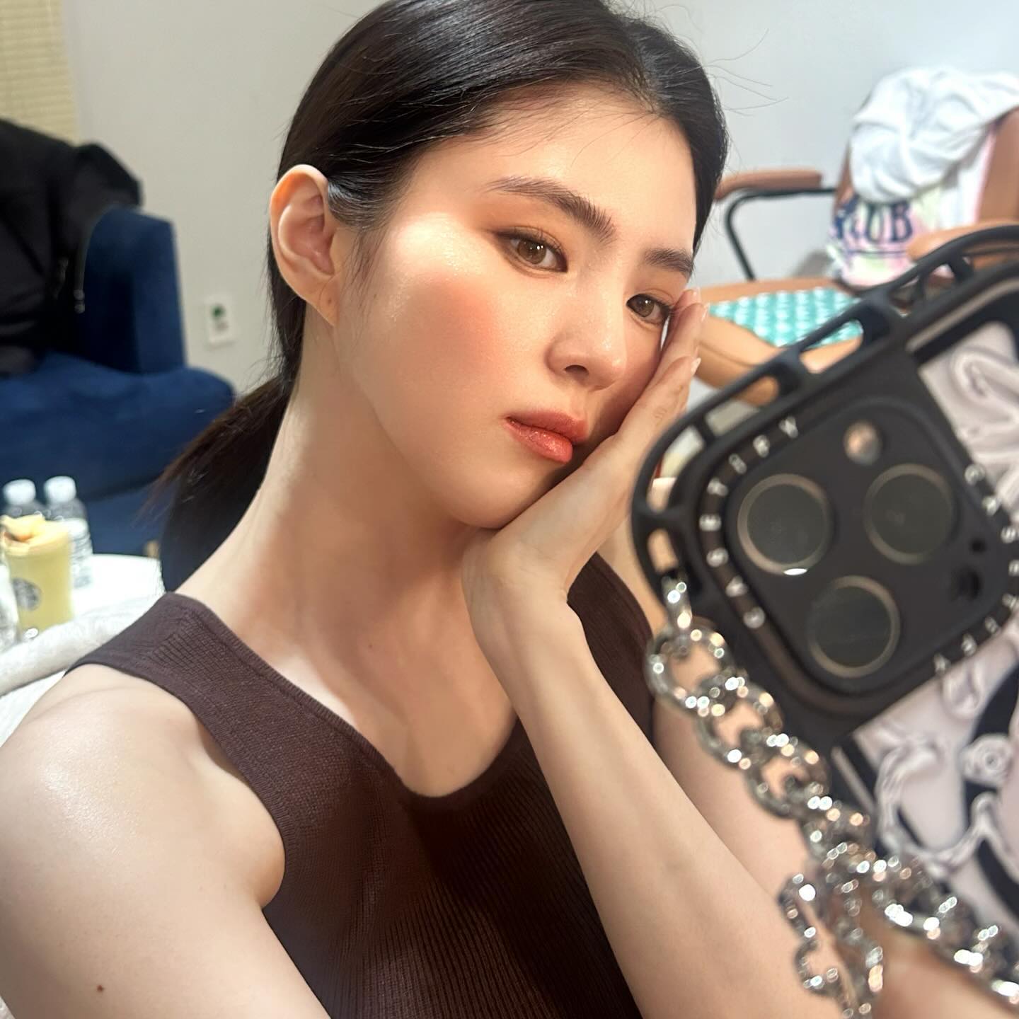 이 분위기 어떻게 따라해..?🖤
흑발+스모키가 찰떡인 퇴폐미 갑✨@한소희 이미지4