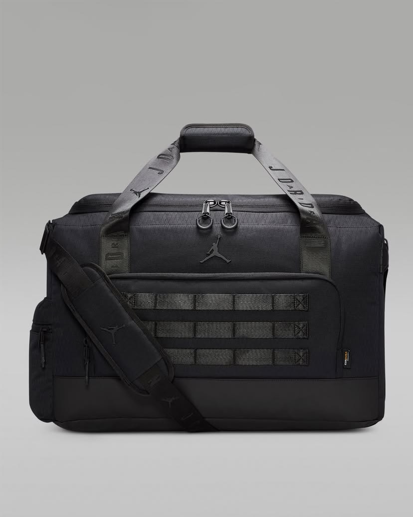 스니커즈 콜렉터👟🏀@보아라
조던, 스니커헤드를 위한 ‘컬렉터 더플 백’ 출시.
조던이 최대 4켤레의 스니커즈를 수납할 수 있는 ‘컬렉터 더플 백’을 선보였습니다. 내구성이 뛰어난 CORDURA® 원단으로 제작되어 물과 마모에 강하며, 추가 소지품 수납이 가능한 패킹 큐브도 포함되어 실용성을 높였습니다.
블랙과 아카이오 브라운 두 가지 색상으로 출시된 이 제품은 $160의 가격으로 Nike.com에서 구매 가능합니다. 스니커즈 애호가들에게 필수 아이템으로 주목받고 있습니다. 이미지10