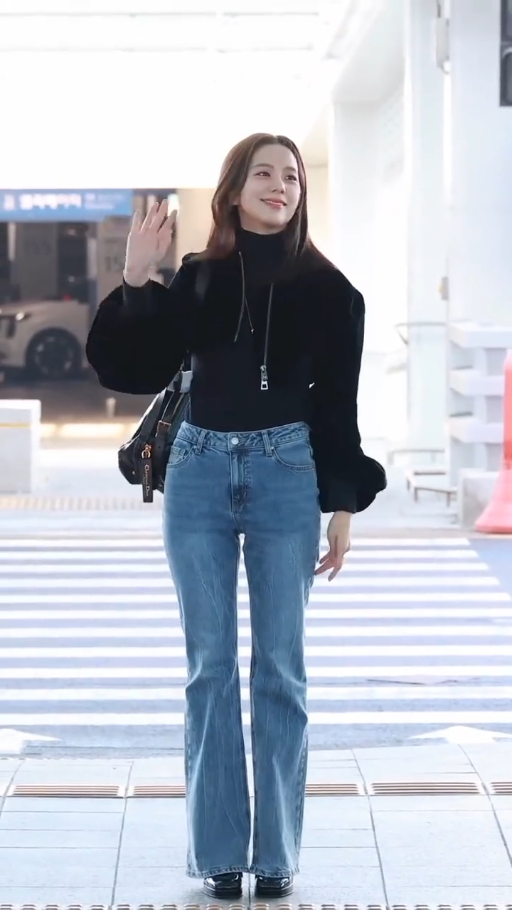 도합 1,320만원+@를 입은 지수🫢
그런데 이제 너무 잘 어울리는...🖤공항패션 정보는?

▪️디올 D-Journey 스몰 백 - 5,300,000원
▪️디올 크롭 봄버 재킷 - 5,300,000원
▪️디올 터틀넥 스웨터 - 2,600,000원 이미지