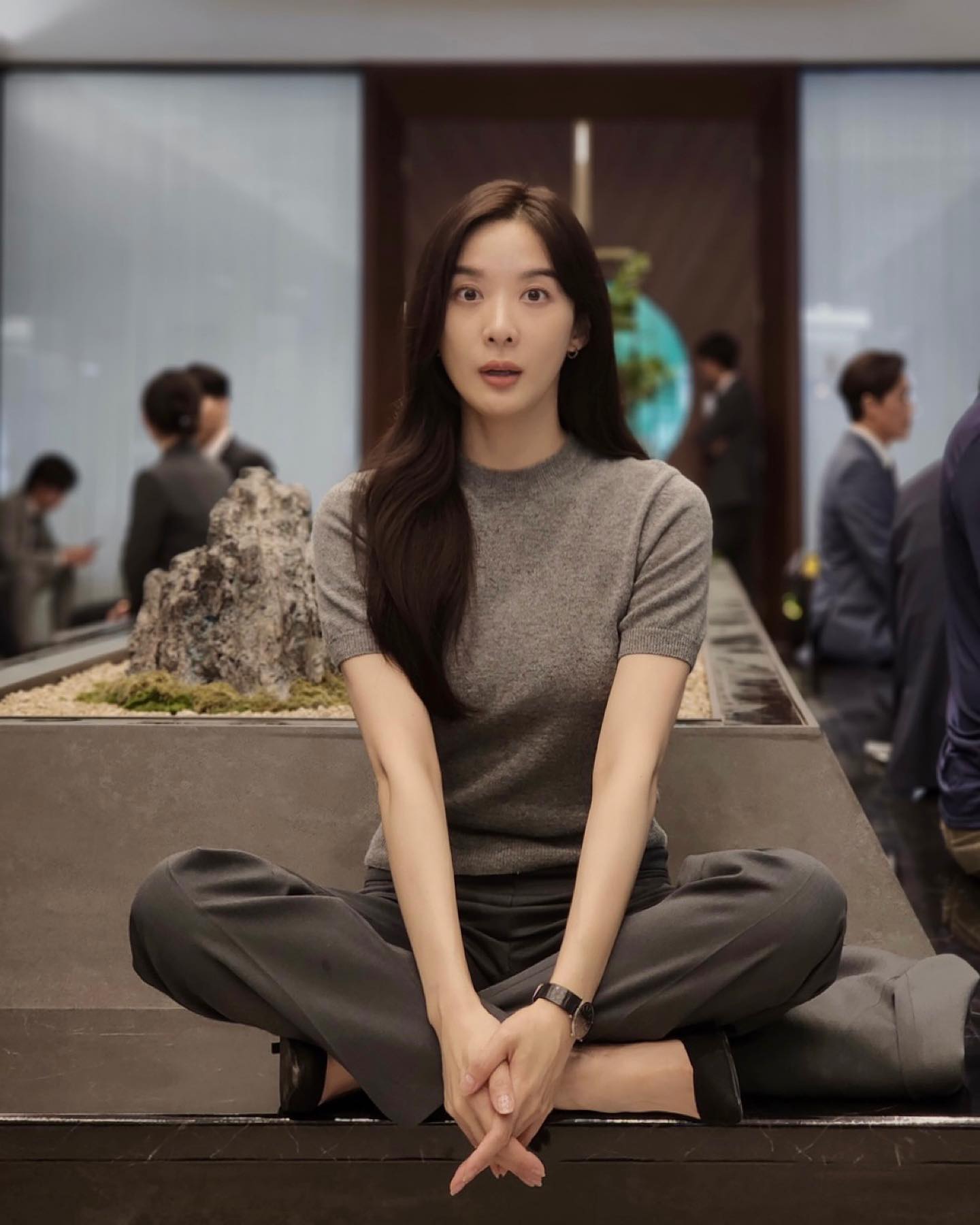 이청아가 애용하는 코디 컬러🩶
그레이 컬러로 완성한 청아언니의 세련된 무드✨ 이미지7