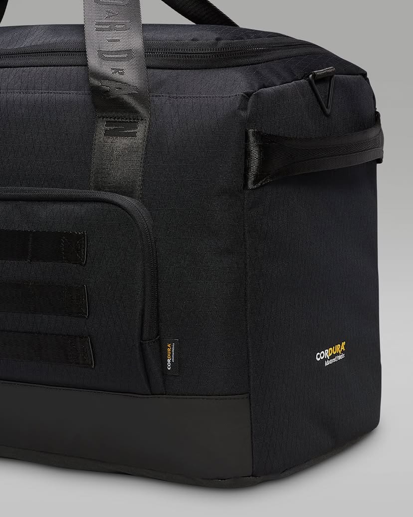 스니커즈 콜렉터👟🏀@보아라
조던, 스니커헤드를 위한 ‘컬렉터 더플 백’ 출시.
조던이 최대 4켤레의 스니커즈를 수납할 수 있는 ‘컬렉터 더플 백’을 선보였습니다. 내구성이 뛰어난 CORDURA® 원단으로 제작되어 물과 마모에 강하며, 추가 소지품 수납이 가능한 패킹 큐브도 포함되어 실용성을 높였습니다.
블랙과 아카이오 브라운 두 가지 색상으로 출시된 이 제품은 $160의 가격으로 Nike.com에서 구매 가능합니다. 스니커즈 애호가들에게 필수 아이템으로 주목받고 있습니다. 이미지8