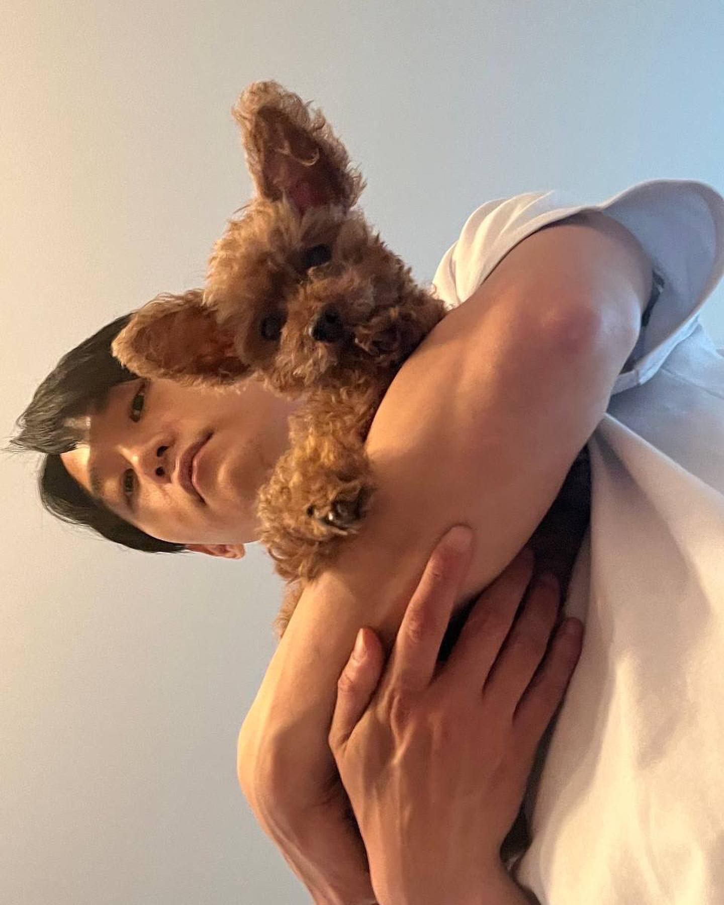 반려동물과 똑 닮은 우리💕

산책 중 강아지와 견주가 묘하게 닮아 보인 적 있으신가요? '사랑하면 닮는다'는 말처럼, 반려동물과 점점 더 닮아지는 경우가 많죠. 그래서 준비한, 반려동물과 똑 닮은 셀럽들을 소개합니다. 여러분의 반려동물은 얼마나 닮았나요?🐶😽

1. 크러쉬x두유
2. 로제x행크
3. 이현우x하늘이
4. 송혜교x루비
5. 이학주x모카
6. 육성재x삼이
7. 이창섭x구리
8. 리아x벨라
9. 김채원x시로 이미지5