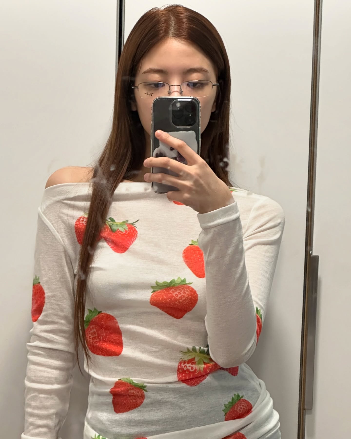 유니크한 매력의 딸기 프린팅 룩🍓
심심한 코디엔 귀여운 프린팅으로 포인트 더해주기✔️ 이미지