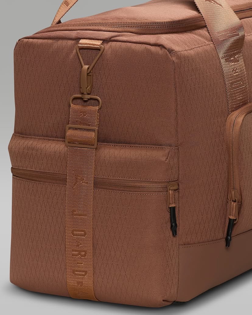 스니커즈 콜렉터👟🏀@보아라
조던, 스니커헤드를 위한 ‘컬렉터 더플 백’ 출시.
조던이 최대 4켤레의 스니커즈를 수납할 수 있는 ‘컬렉터 더플 백’을 선보였습니다. 내구성이 뛰어난 CORDURA® 원단으로 제작되어 물과 마모에 강하며, 추가 소지품 수납이 가능한 패킹 큐브도 포함되어 실용성을 높였습니다.
블랙과 아카이오 브라운 두 가지 색상으로 출시된 이 제품은 $160의 가격으로 Nike.com에서 구매 가능합니다. 스니커즈 애호가들에게 필수 아이템으로 주목받고 있습니다. 이미지5