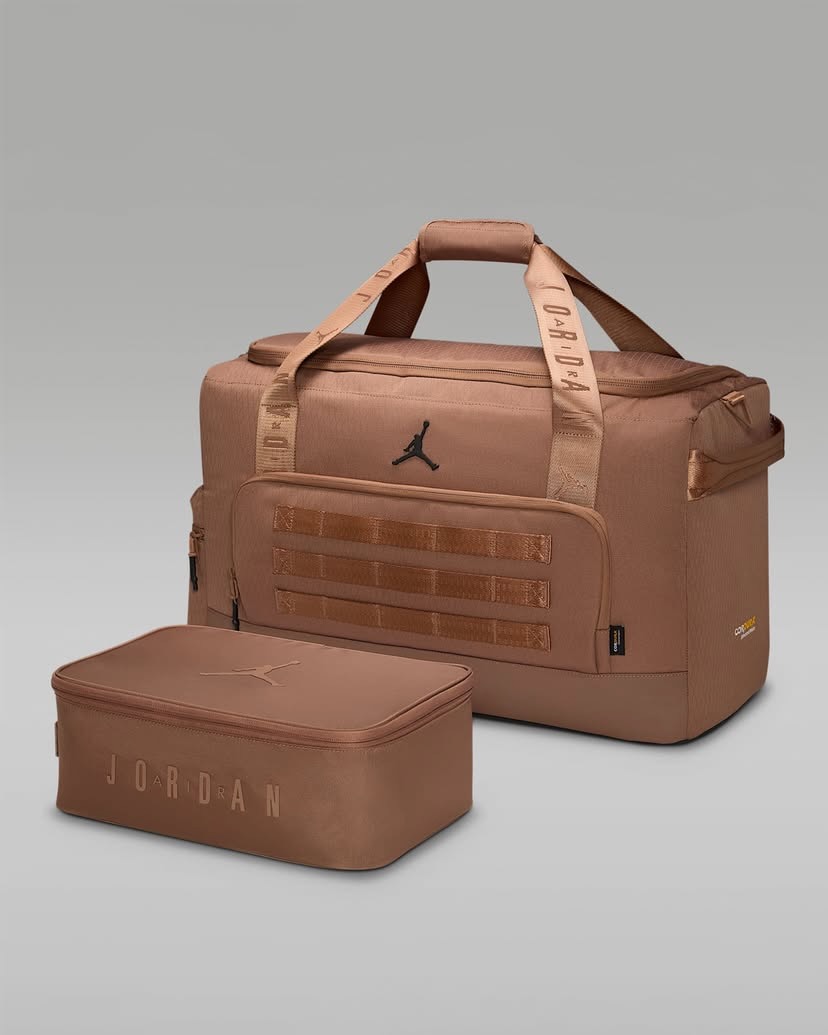 스니커즈 콜렉터👟🏀@보아라
조던, 스니커헤드를 위한 ‘컬렉터 더플 백’ 출시.
조던이 최대 4켤레의 스니커즈를 수납할 수 있는 ‘컬렉터 더플 백’을 선보였습니다. 내구성이 뛰어난 CORDURA® 원단으로 제작되어 물과 마모에 강하며, 추가 소지품 수납이 가능한 패킹 큐브도 포함되어 실용성을 높였습니다.
블랙과 아카이오 브라운 두 가지 색상으로 출시된 이 제품은 $160의 가격으로 Nike.com에서 구매 가능합니다. 스니커즈 애호가들에게 필수 아이템으로 주목받고 있습니다. 이미지3