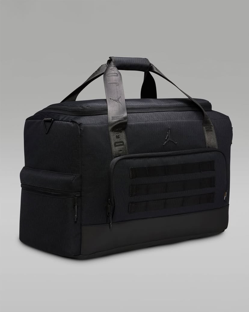 스니커즈 콜렉터👟🏀@보아라
조던, 스니커헤드를 위한 ‘컬렉터 더플 백’ 출시.
조던이 최대 4켤레의 스니커즈를 수납할 수 있는 ‘컬렉터 더플 백’을 선보였습니다. 내구성이 뛰어난 CORDURA® 원단으로 제작되어 물과 마모에 강하며, 추가 소지품 수납이 가능한 패킹 큐브도 포함되어 실용성을 높였습니다.
블랙과 아카이오 브라운 두 가지 색상으로 출시된 이 제품은 $160의 가격으로 Nike.com에서 구매 가능합니다. 스니커즈 애호가들에게 필수 아이템으로 주목받고 있습니다. 이미지6