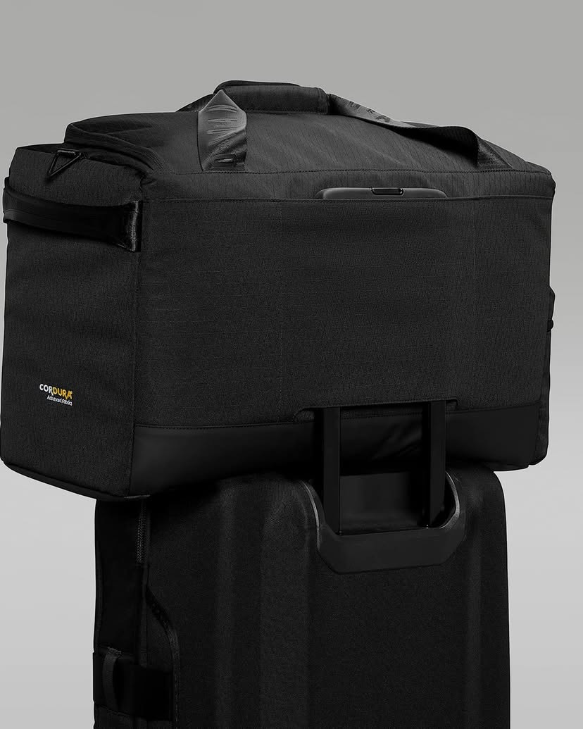 스니커즈 콜렉터👟🏀@보아라
조던, 스니커헤드를 위한 ‘컬렉터 더플 백’ 출시.
조던이 최대 4켤레의 스니커즈를 수납할 수 있는 ‘컬렉터 더플 백’을 선보였습니다. 내구성이 뛰어난 CORDURA® 원단으로 제작되어 물과 마모에 강하며, 추가 소지품 수납이 가능한 패킹 큐브도 포함되어 실용성을 높였습니다.
블랙과 아카이오 브라운 두 가지 색상으로 출시된 이 제품은 $160의 가격으로 Nike.com에서 구매 가능합니다. 스니커즈 애호가들에게 필수 아이템으로 주목받고 있습니다. 이미지7