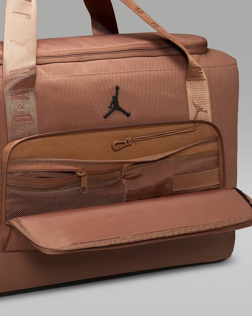 스니커즈 콜렉터👟🏀@보아라
조던, 스니커헤드를 위한 ‘컬렉터 더플 백’ 출시.
조던이 최대 4켤레의 스니커즈를 수납할 수 있는 ‘컬렉터 더플 백’을 선보였습니다. 내구성이 뛰어난 CORDURA® 원단으로 제작되어 물과 마모에 강하며, 추가 소지품 수납이 가능한 패킹 큐브도 포함되어 실용성을 높였습니다.
블랙과 아카이오 브라운 두 가지 색상으로 출시된 이 제품은 $160의 가격으로 Nike.com에서 구매 가능합니다. 스니커즈 애호가들에게 필수 아이템으로 주목받고 있습니다. 이미지4