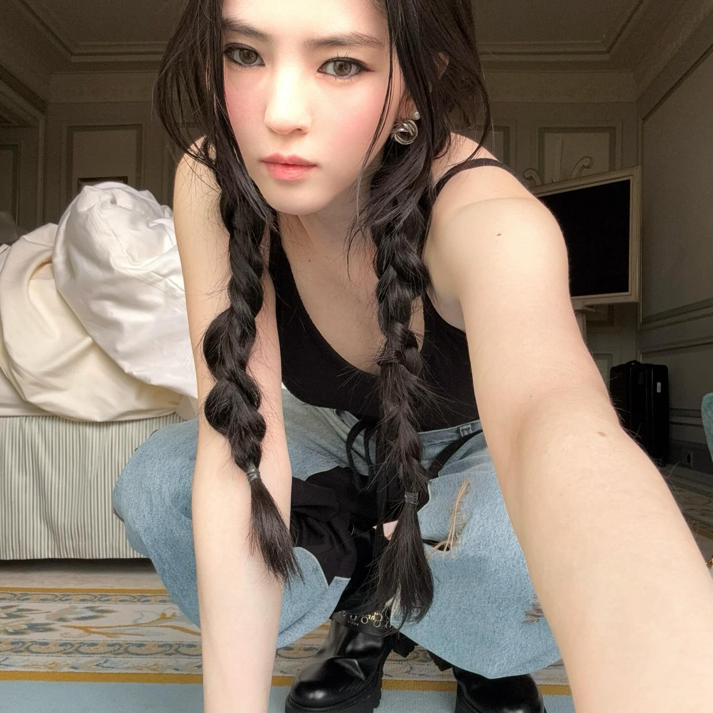 이 분위기 어떻게 따라해..?🖤
흑발+스모키가 찰떡인 퇴폐미 갑✨@한소희 이미지3