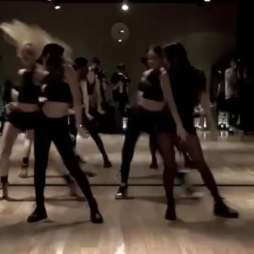그 시절 안무 연습 영상을 모아🎥🫧

예전 아이돌들의 안무 영상은 저화질 속에서도 그들의 매력을 빛나게 합니다. 특유의 발소리와 편안한 트레이닝복을 입은 모습은 마치 생동감 넘치는 연습 현장을 몰래 엿보는 듯한 느낌을 주죠. 이런 점이 팬들에게 큰 인기를 끌었던 이유인 것 같습니다.

특히 댄스부 출신이라면 익숙한 아이돌들의 거울 모드 안무 영상은 그 당시의 추억이 새록새록 떠오르곤 하죠. 그래서 준비한, 아이돌들의 레전드 안무 영상들을 함께 감상해볼까요?❤️ @댄스부 출신 모여 이미지