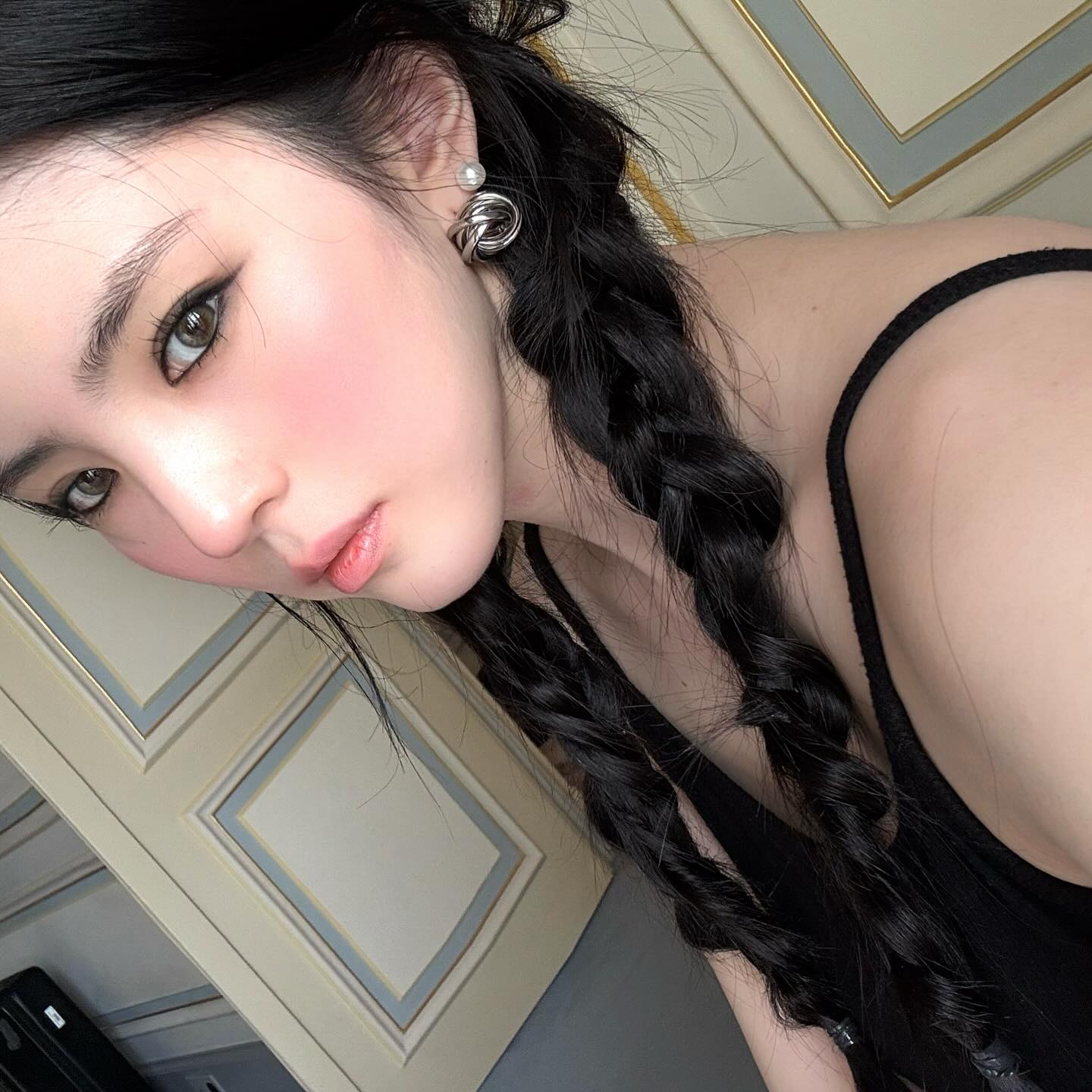 이 분위기 어떻게 따라해..?🖤
흑발+스모키가 찰떡인 퇴폐미 갑✨@한소희 이미지5