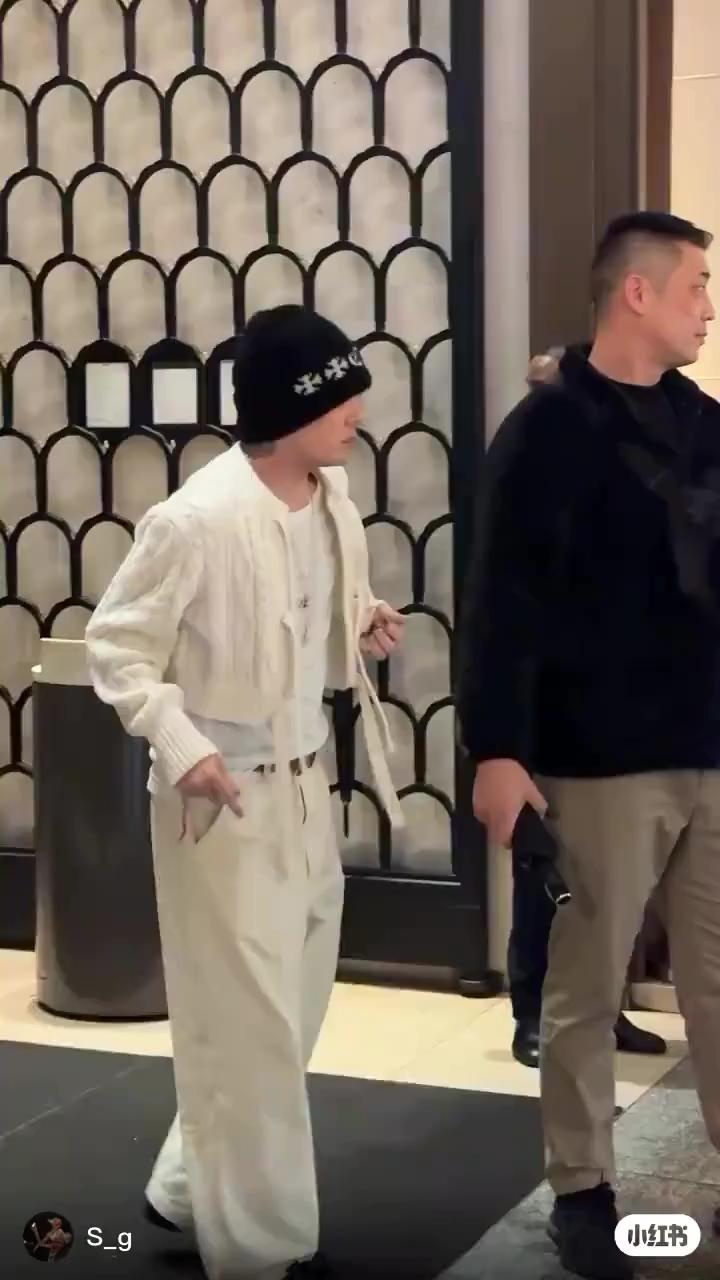 지디 형님 파리에서🙏🏻🏴‍☠️크롬하츠 비니룩 이미지