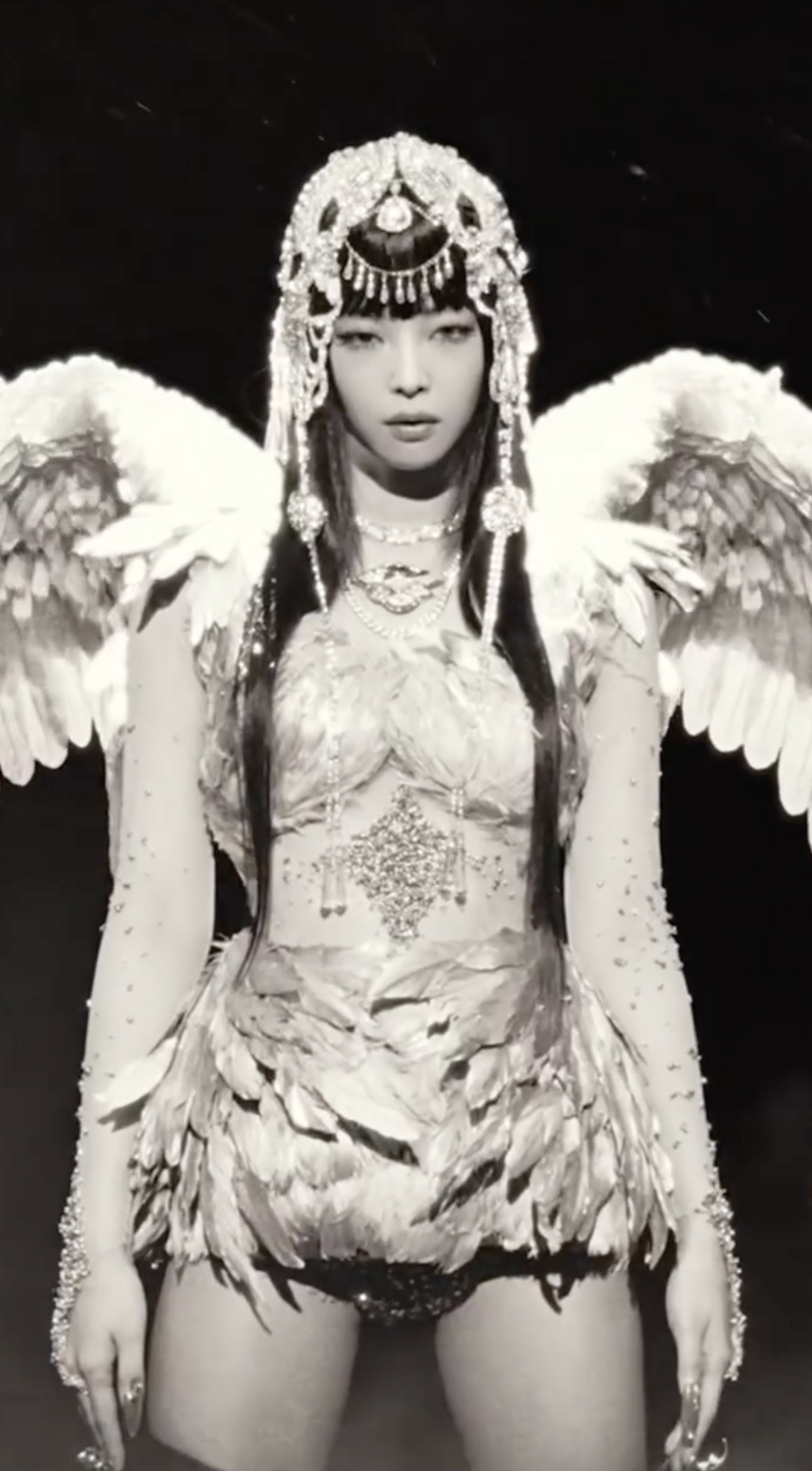 제니는 신이에요..🥹✨

방금 전, 제니가 첫 번째 솔로 정규 앨범 [Ruby] 수록곡 'ZEN'의 뮤직비디오를 선공개했습니다. 이번 뮤직비디오는 사진작가 조기석이 연출해 제니만의 독보적인 매력을 담아냈는데요. 뮤직비디오는 유튜브에서 확인하실 수 있습니다.

오는 3월 7일 발매 예정인 [Ruby]에는 지난해 10월 발매했던 싱글 [Mantra]를 포함해 총 15곡이 수록될 예정입니다. 앞서 공개된 피처링 라인업에 두아 리파, 차일디시 감비노, 도이치 등 많은 해외 유명 가수들이 참여한 소식으로 큰 화제가 되었는데요. 이렇게 멋진 뮤비가 선공개라니, 3월 7일(금) 제니 첫 솔로 정규 앨범의 전곡이 어떨지 발매일이 기다려지네요! 이미지