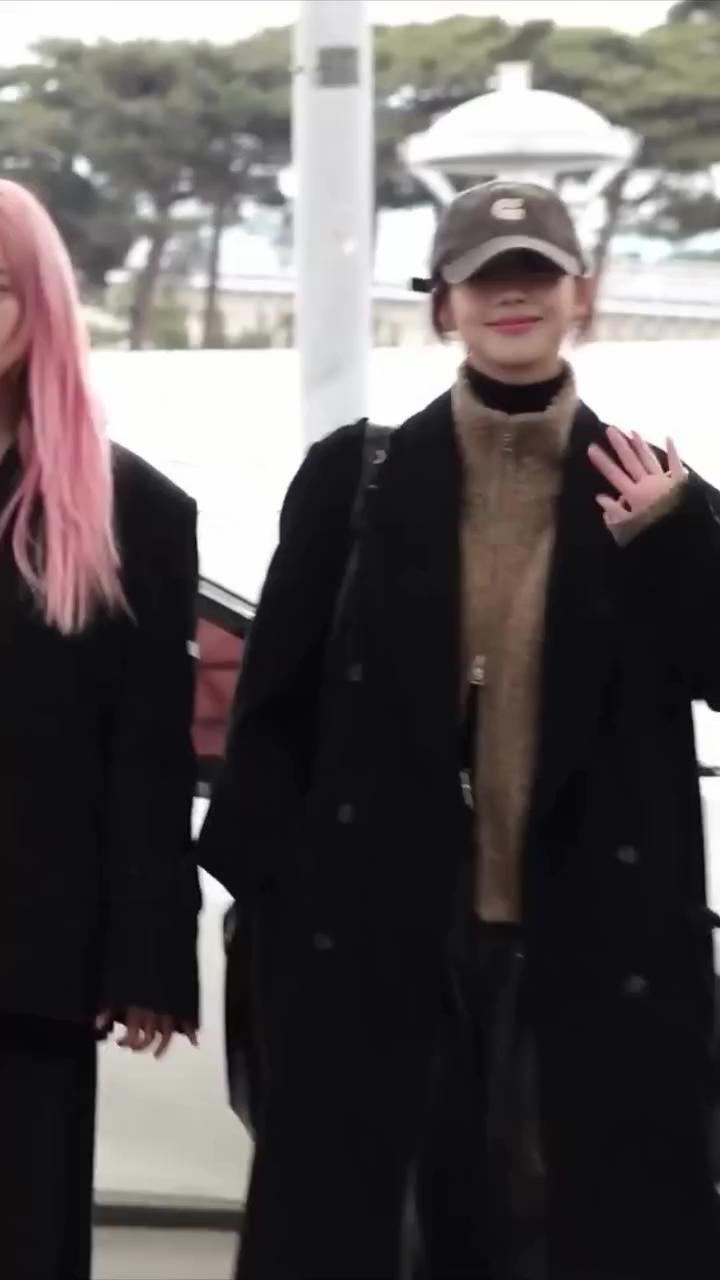 롱코트 시즌 전 최애픽🖤🧢카리나 블랙코트 + 볼캡, 넘 예뻐여 이미지