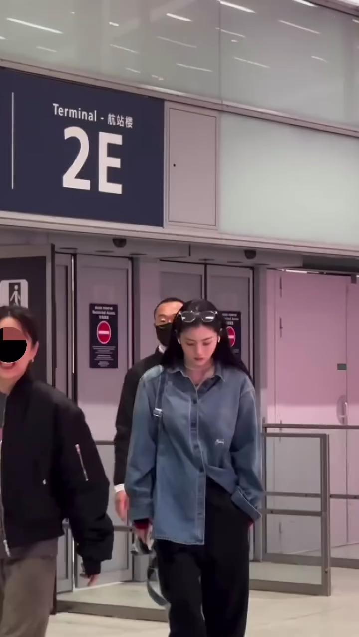 소희언니 공항 일상룩💙💙데님셔츠
올 봄에 데님 셔츠 유행이라더니…👖준비하고 싶게 하네욤 이미지