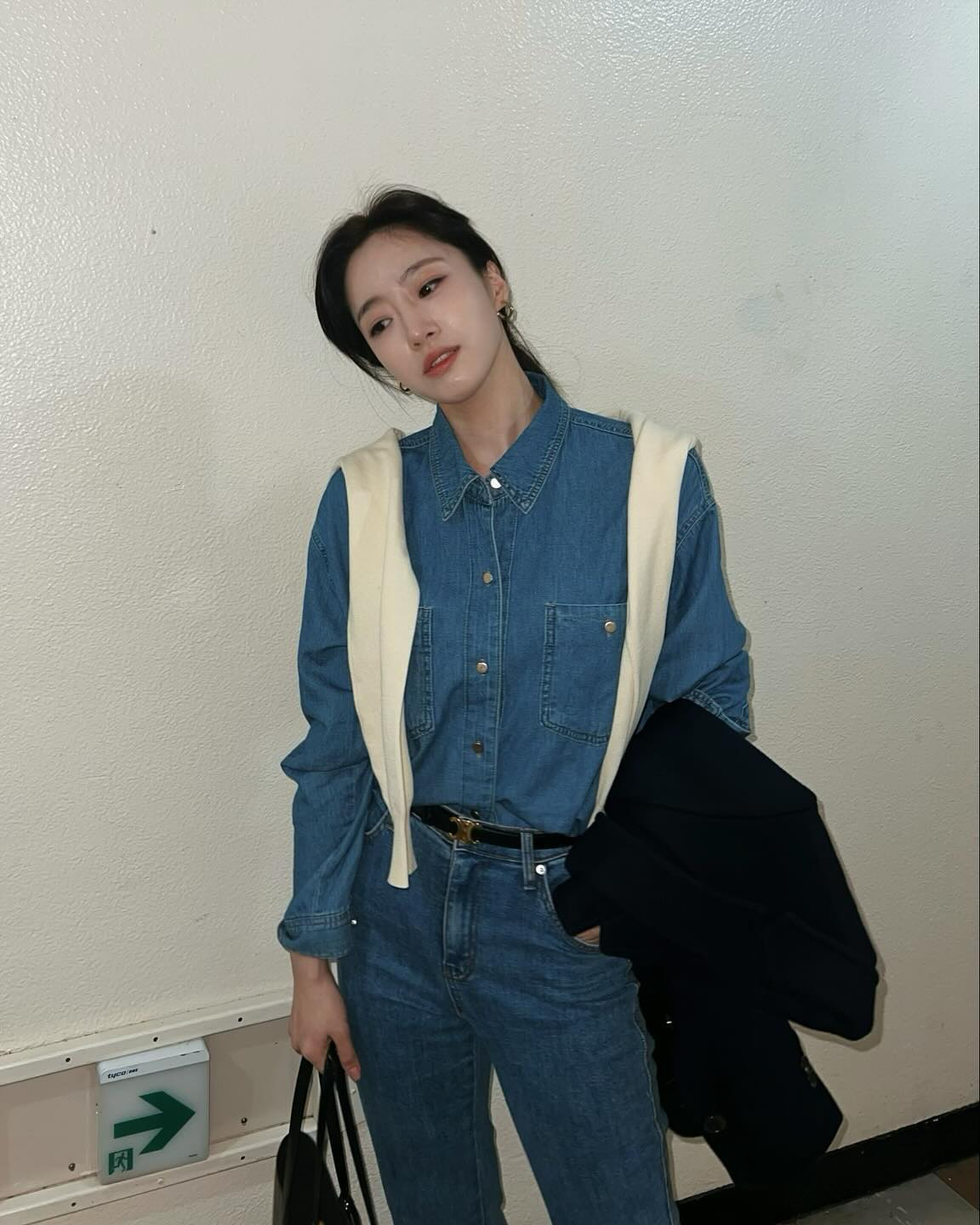 올해 셔츠 트렌드 첫타자는 데님💙
진청부터 중청, 청청 코디까지 너무 예쁘잖아👖 이미지4