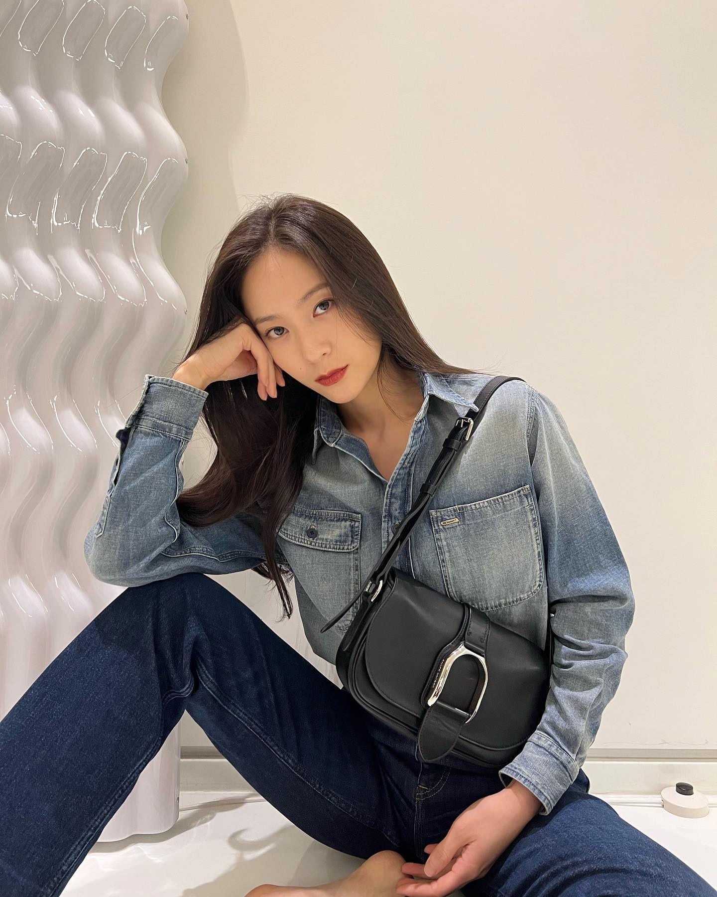 올해 셔츠 트렌드 첫타자는 데님💙
진청부터 중청, 청청 코디까지 너무 예쁘잖아👖 이미지6