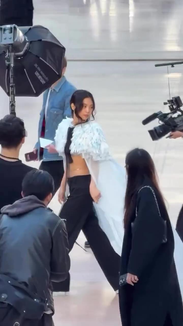제니 드디어 등장🩵🖤샤넬 25년 봄-여름 오뜨 꾸뛰르 컬렉션 쇼

블랙핑크 제니가 프랑스 파리에서 열린 샤넬 2025 봄-여름 오뜨 꾸뛰르 패션쇼에 참석하여 전 세계 패션 피플들의 시선을 사로잡았습니다. 샤넬의 앰배서더로서 그녀의 등장은 이번 쇼의 하이라이트 중 하나로 꼽혔습니다.

제니는 이날 샤넬의 최신 컬렉션을 완벽하게 소화하며, ‘인간 샤넬’이라는 별명에 걸맞은 우아함과 세련미를 선보였습니다. 샤넬 2025 봄-여름 오뜨 꾸뛰르 쇼는 1월 28일 화요일 한국 시각 오후 10시에 샤넬 홈페이지에서 공개될 예정입니다. 이미지
