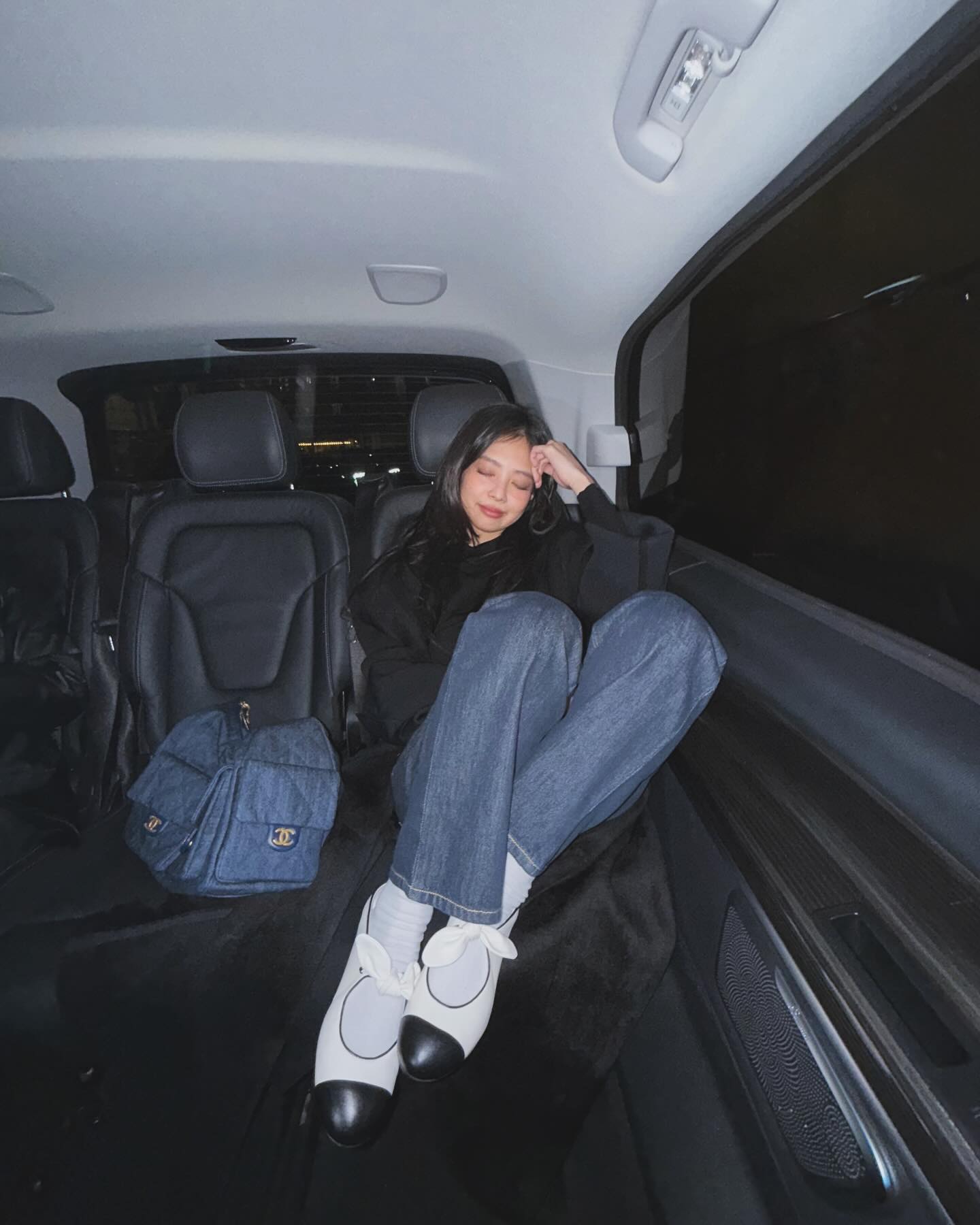 샤넬 일상룩은 제니지💙🖤바람부는 파리에서🍷

블랙 롱코트에 샤넬 데님백, 진청바지로 데님 세트 청청 포인트를 보여줬습니다. 그리고 화이트 양말에 샤넬 플랫슈즈로 귀엽게 마무리한 것도 참고하세요. 이미지4