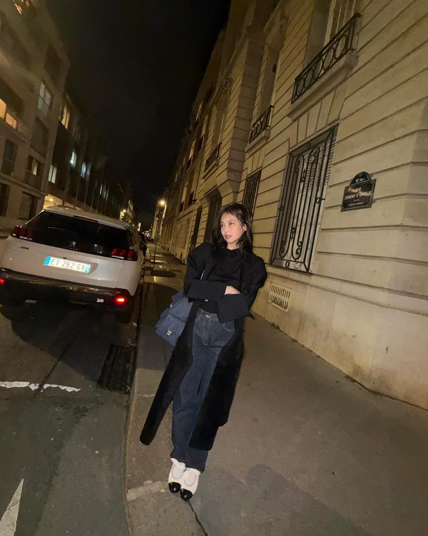 샤넬 일상룩은 제니지💙🖤바람부는 파리에서🍷

블랙 롱코트에 샤넬 데님백, 진청바지로 데님 세트 청청 포인트를 보여줬습니다. 그리고 화이트 양말에 샤넬 플랫슈즈로 귀엽게 마무리한 것도 참고하세요. 이미지3